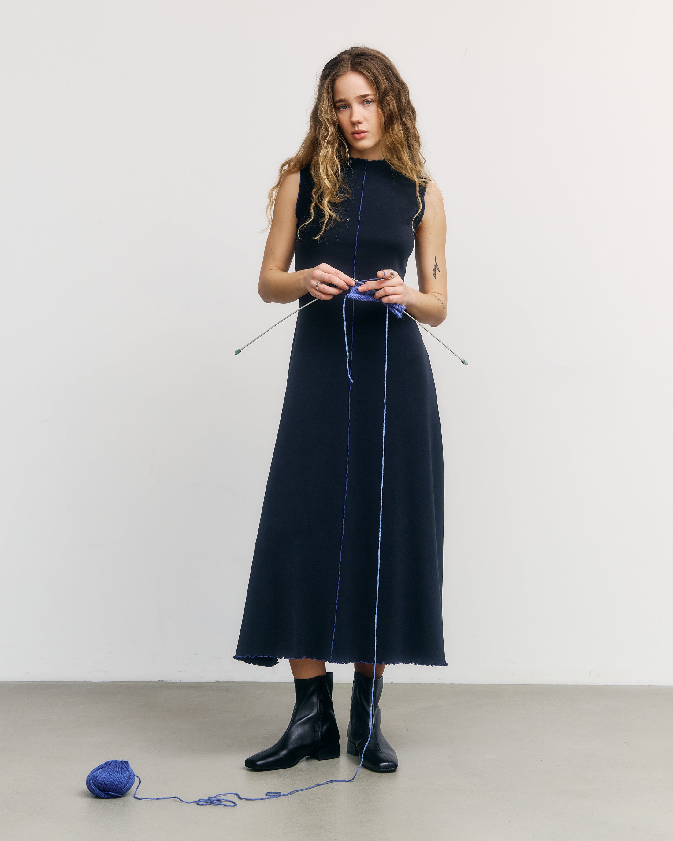 Schwarzes Kleid Pin-Tucked aus Bio-Baumwolle von Rotholz