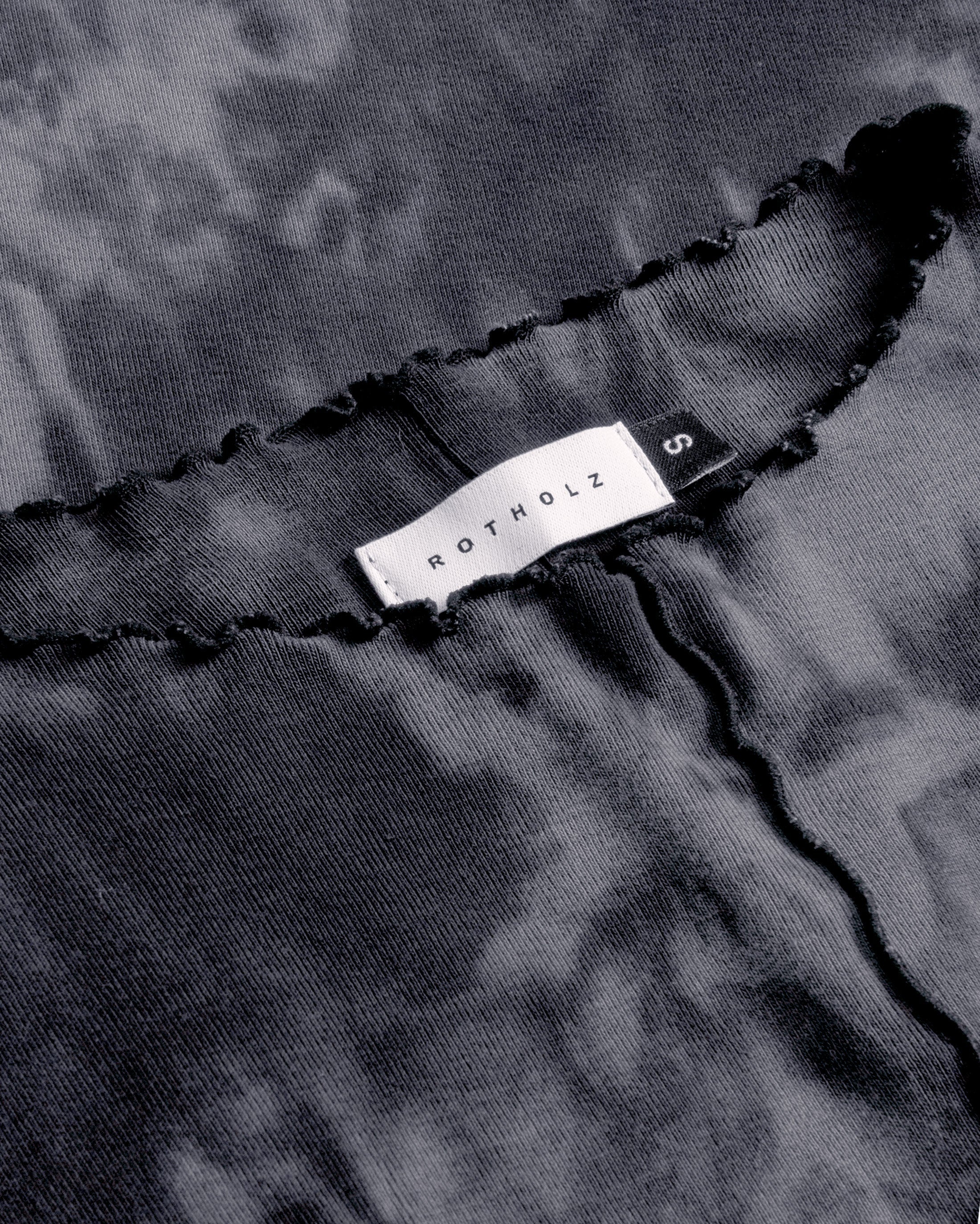 Schwarzes Kleid Batik Pin-Tucked aus Bio-Baumwolle von Rotholz