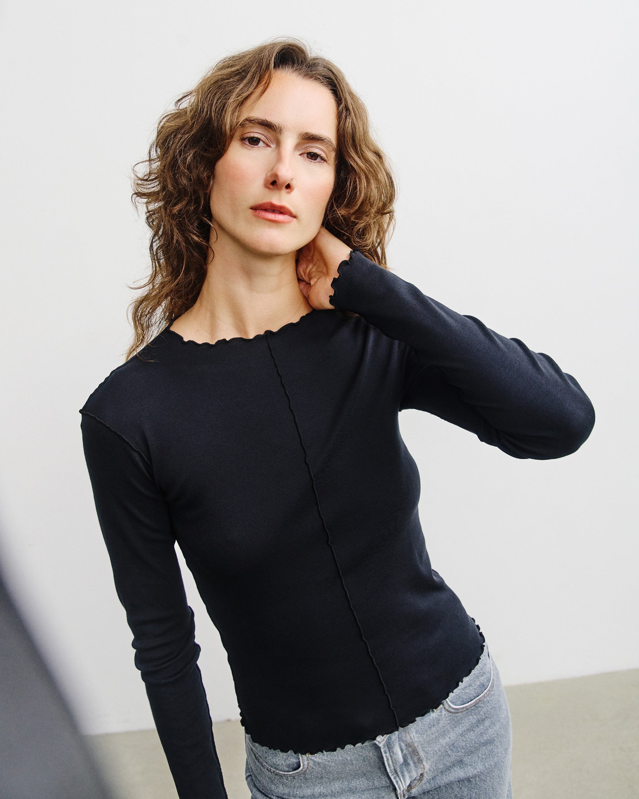 Schwarzes Langarmshirt Pin-Tucked aus Bio-Baumwolle von Rotholz