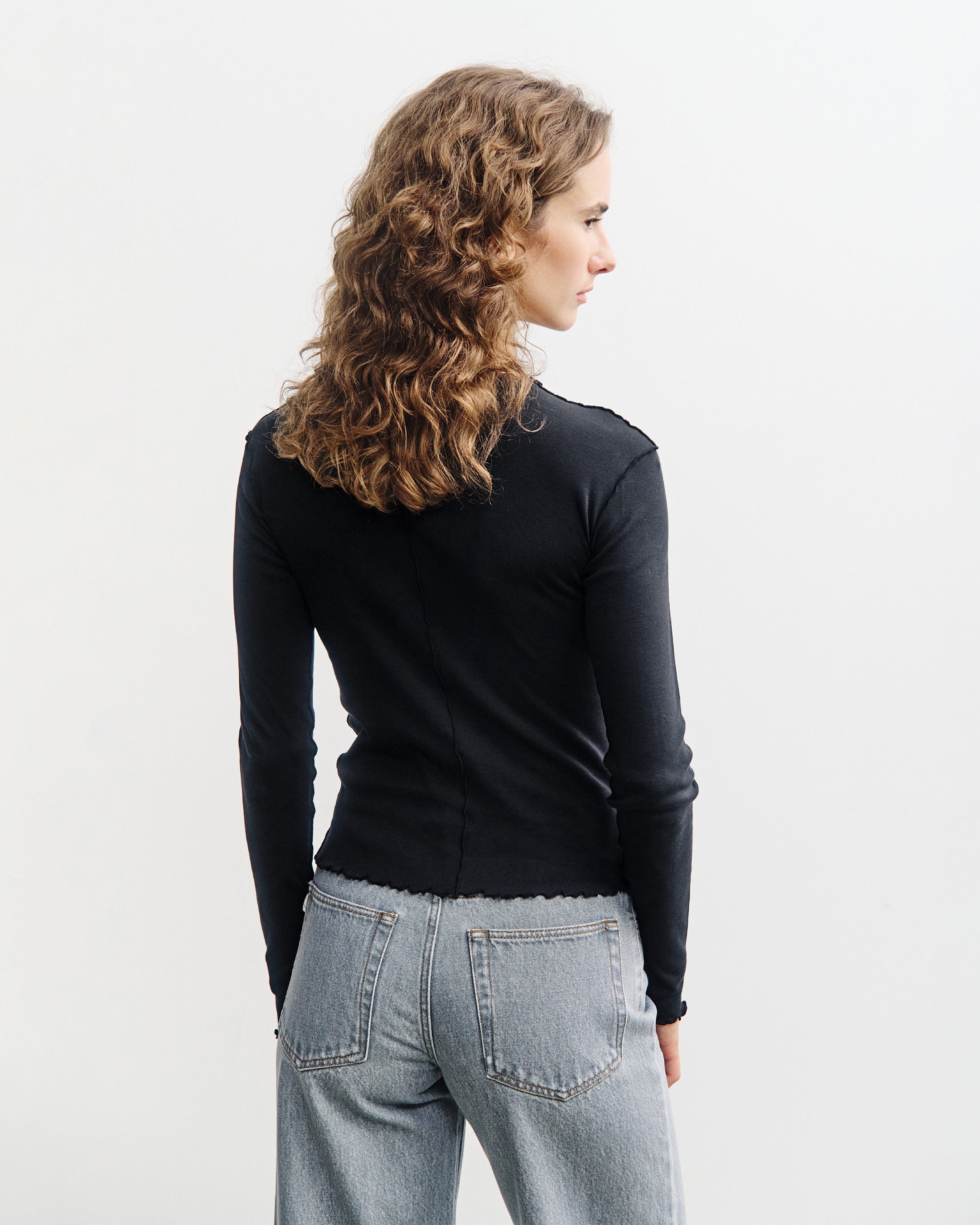 Schwarzes Langarmshirt Pin-Tucked aus Bio-Baumwolle von Rotholz