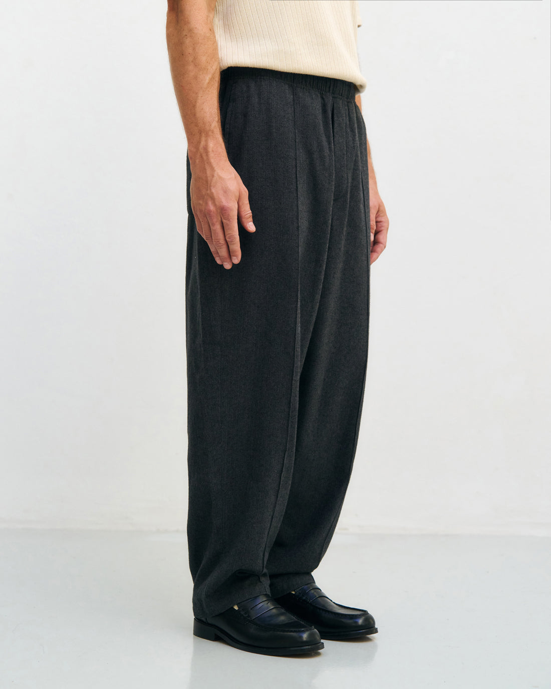 Graue Weite Bundfaltenhose Herringbone aus 100% Bio-Baumwolle