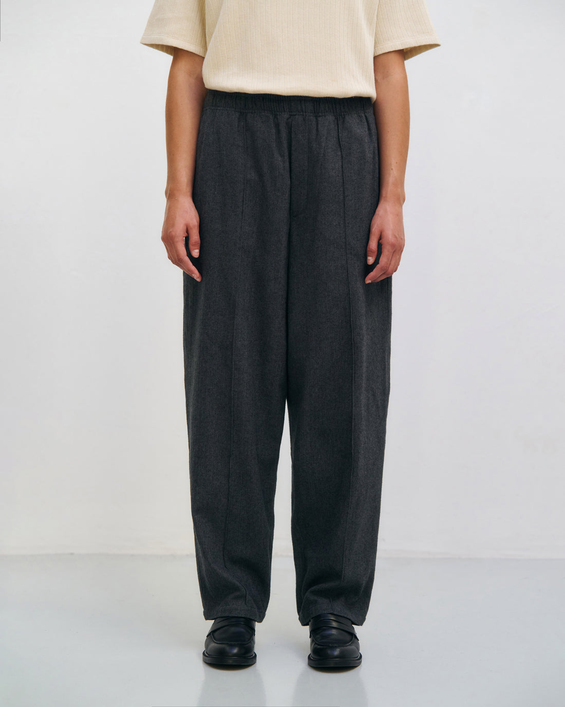 Graue Weite Bundfaltenhose Herringbone aus 100% Bio-Baumwolle