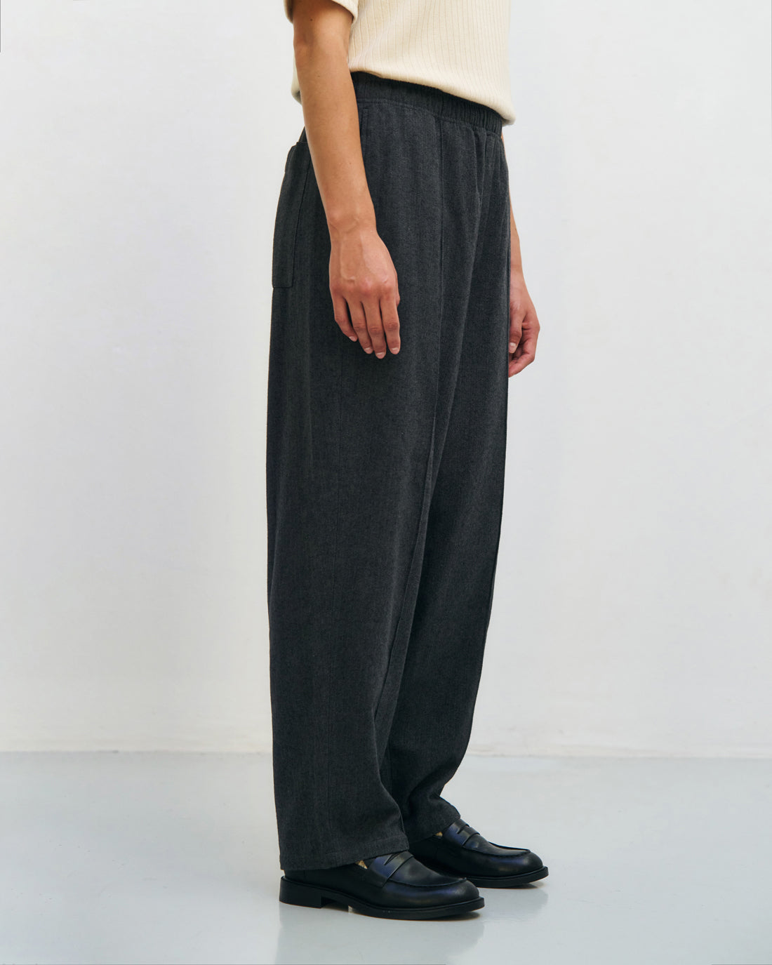 Graue Weite Bundfaltenhose Herringbone aus 100% Bio-Baumwolle