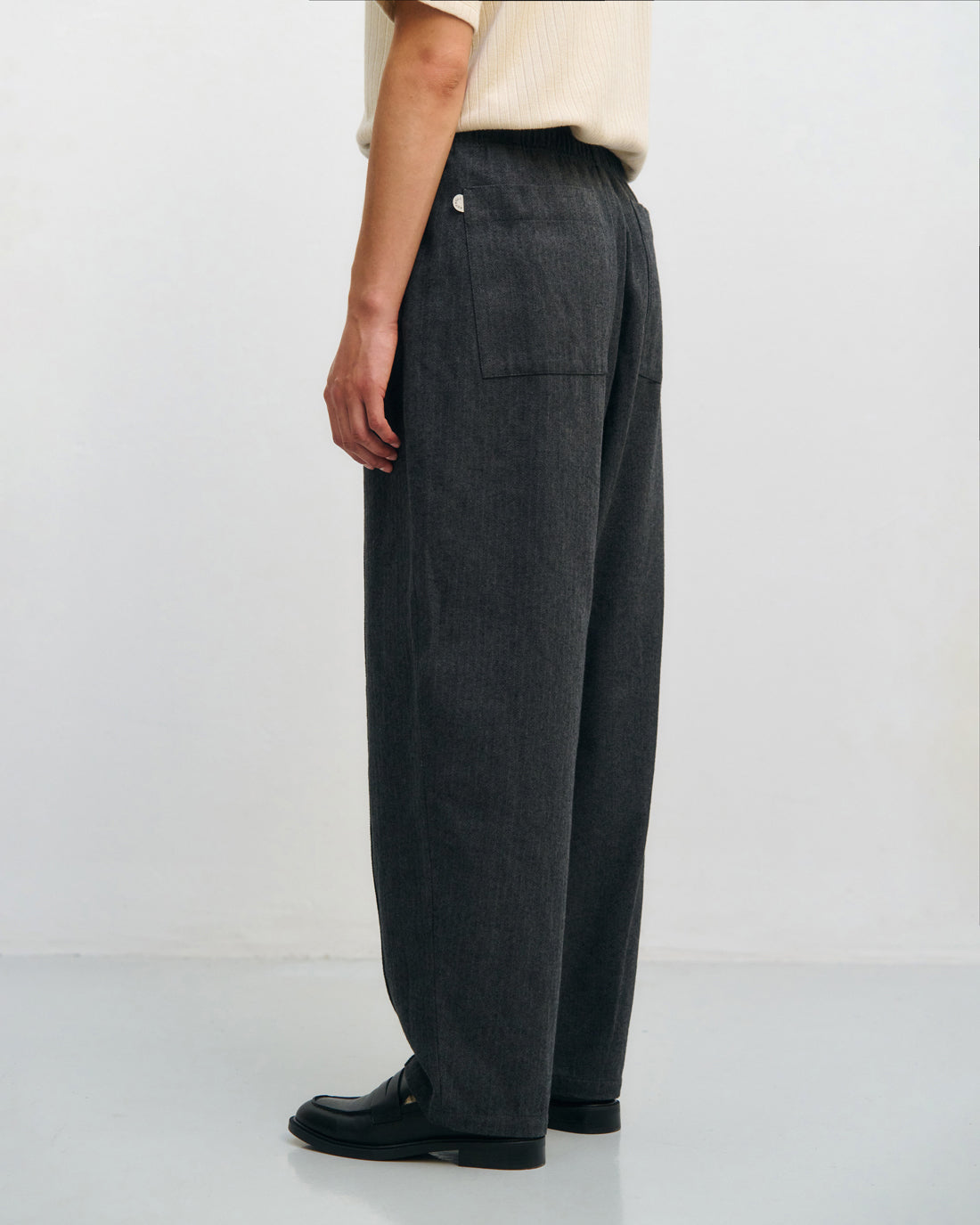 Graue Weite Bundfaltenhose Herringbone aus 100% Bio-Baumwolle