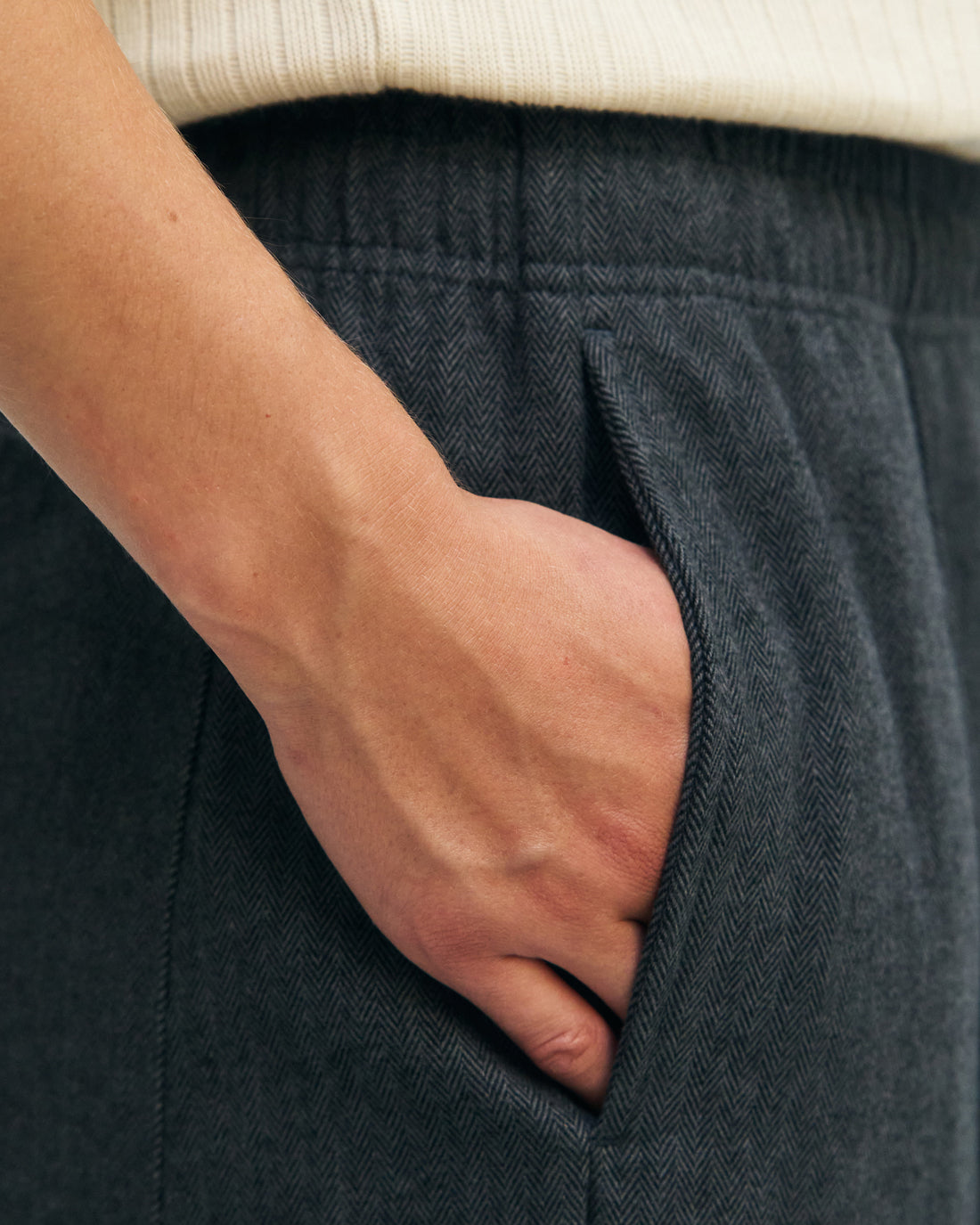 Graue Weite Bundfaltenhose Herringbone aus 100% Bio-Baumwolle