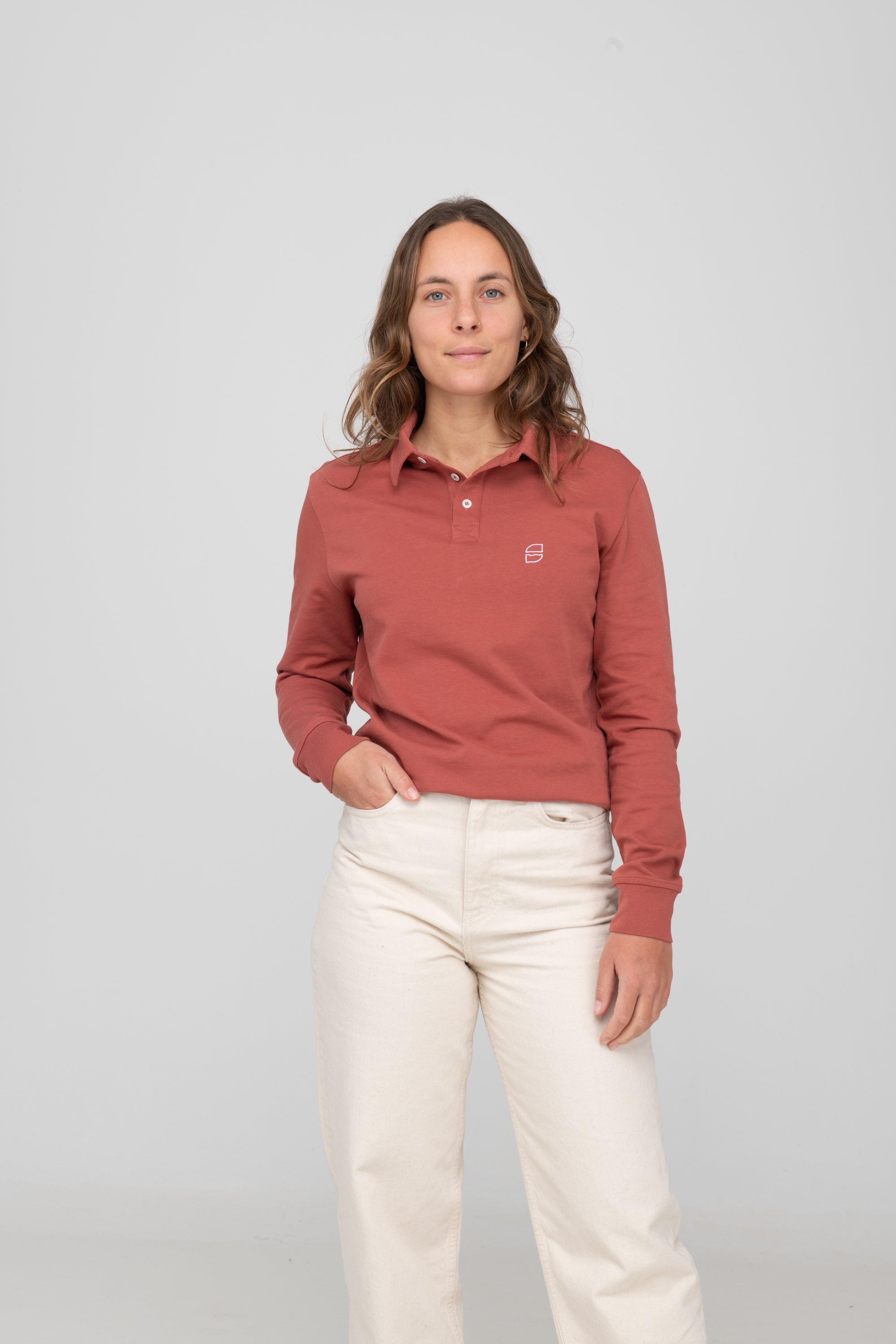 Unisex Polo Longsleeve von SALZWASSER in Rostrot an Frau _women