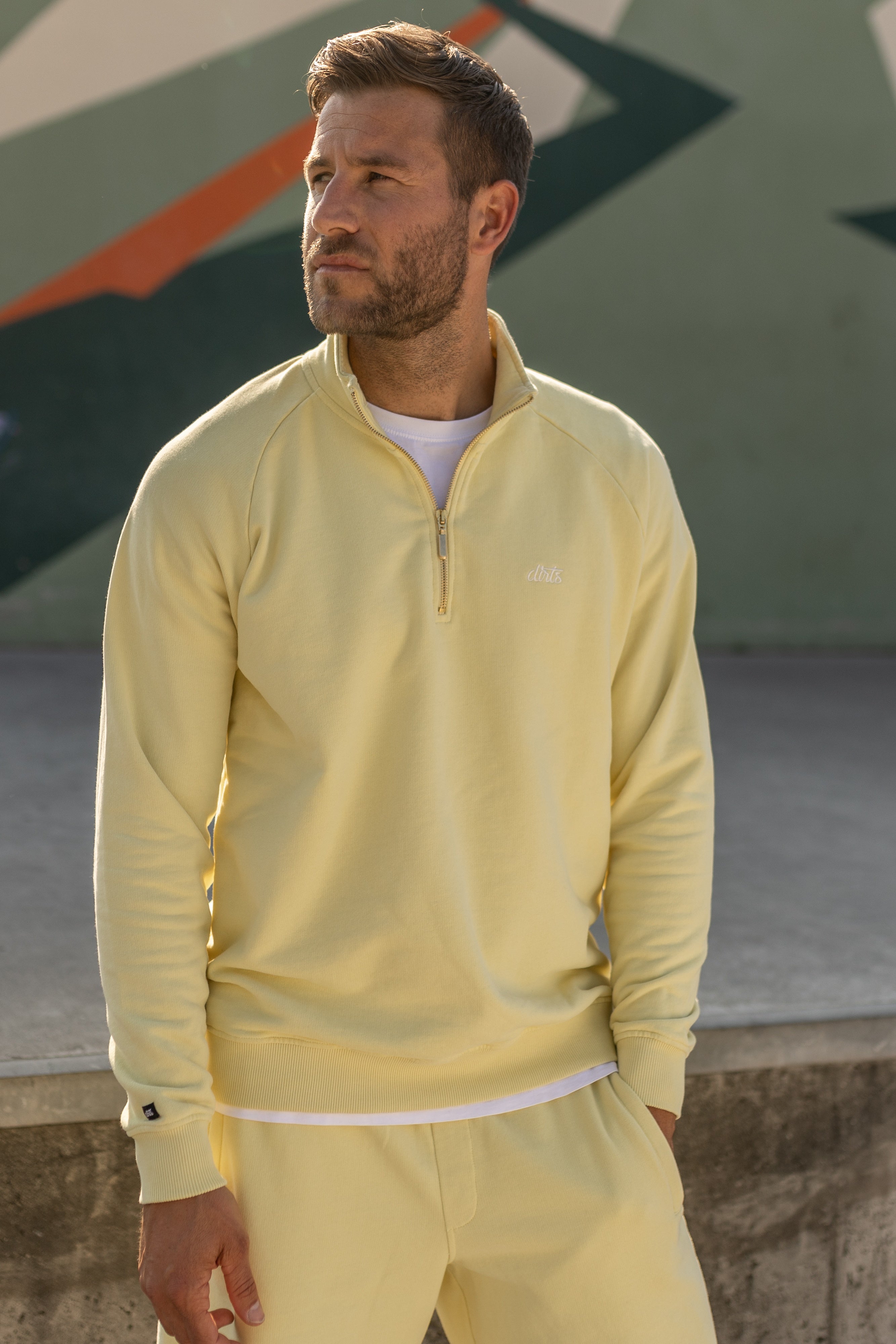 Gelber Sweater Quarter Zip Raglan aus 100% Bio-Baumwolle von DIRTS