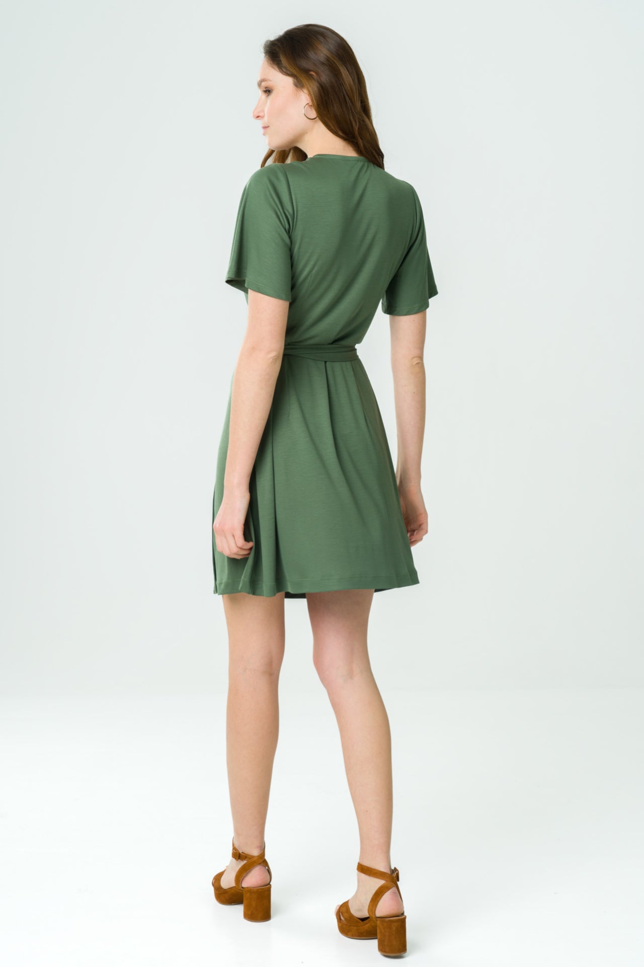 Robe portefeuille verte en Tencel éco-responsable, fluide et élégante, fabriquée en France avec manches courtes