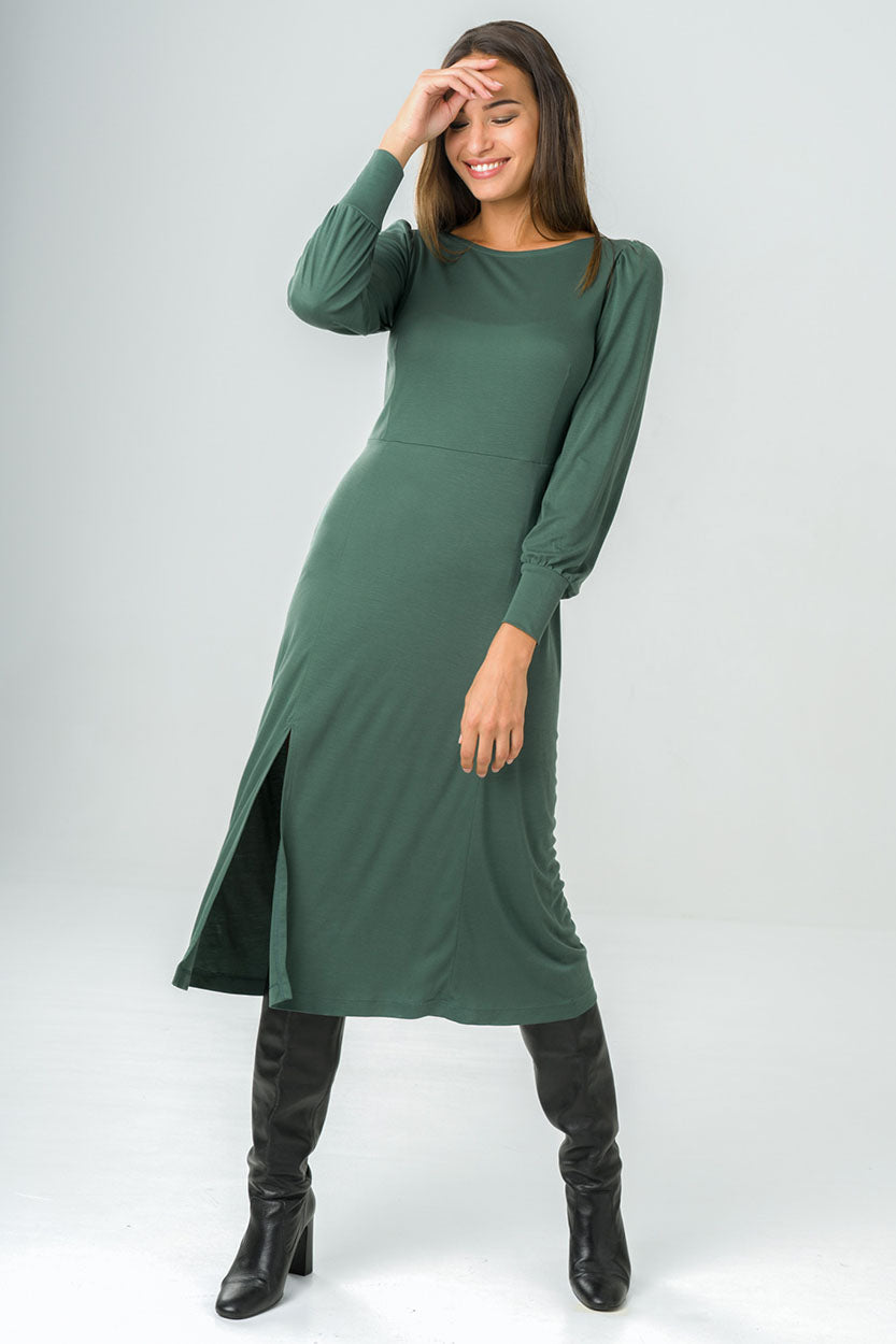 Robe verte mi-longue, manches longues et détails froncés aux épaules, conçue en France avec des matériaux durables et responsables.