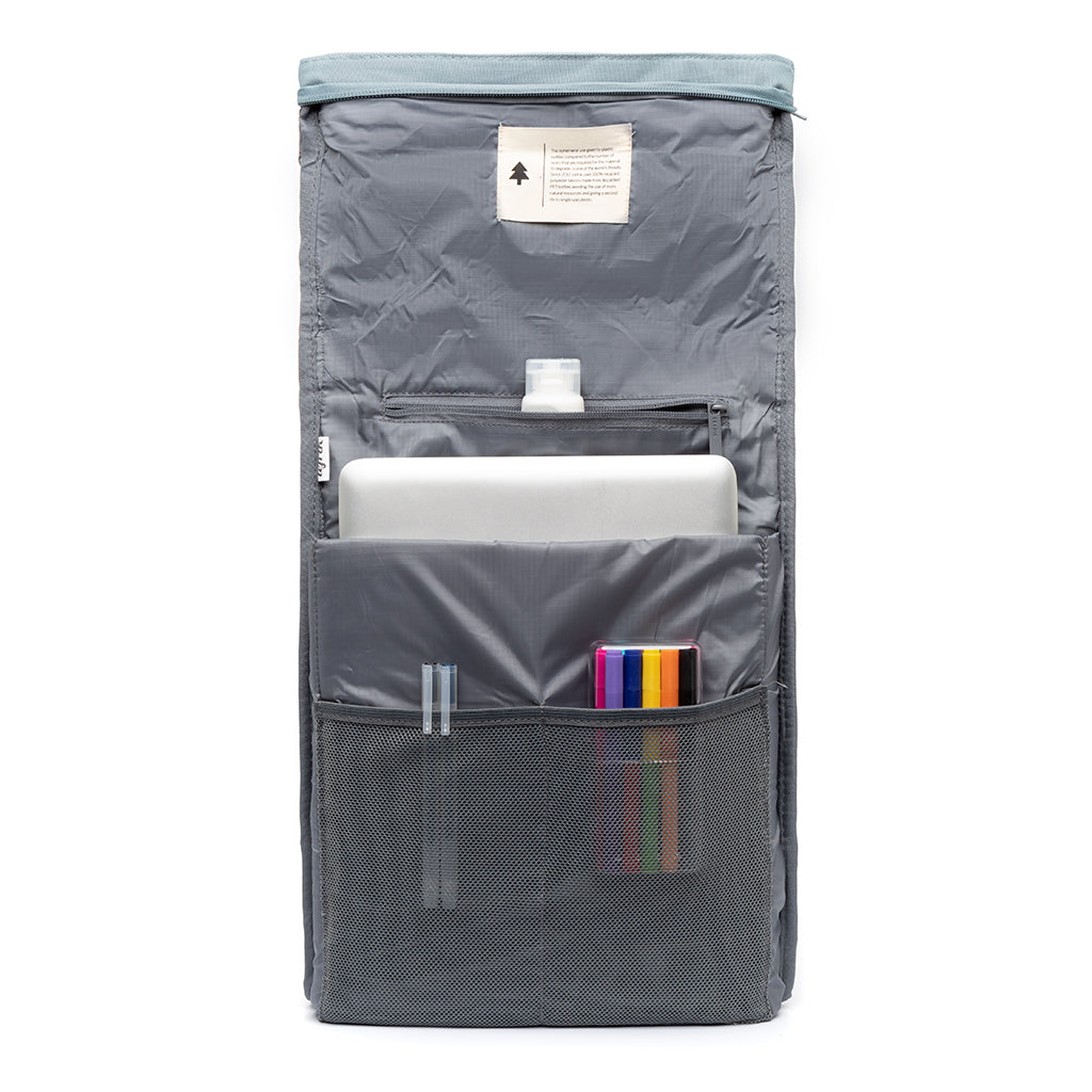 Hell-blauer Rucksack Roll Reflective (19l) aus recycelten PET-Plastikflaschen von Lefrik