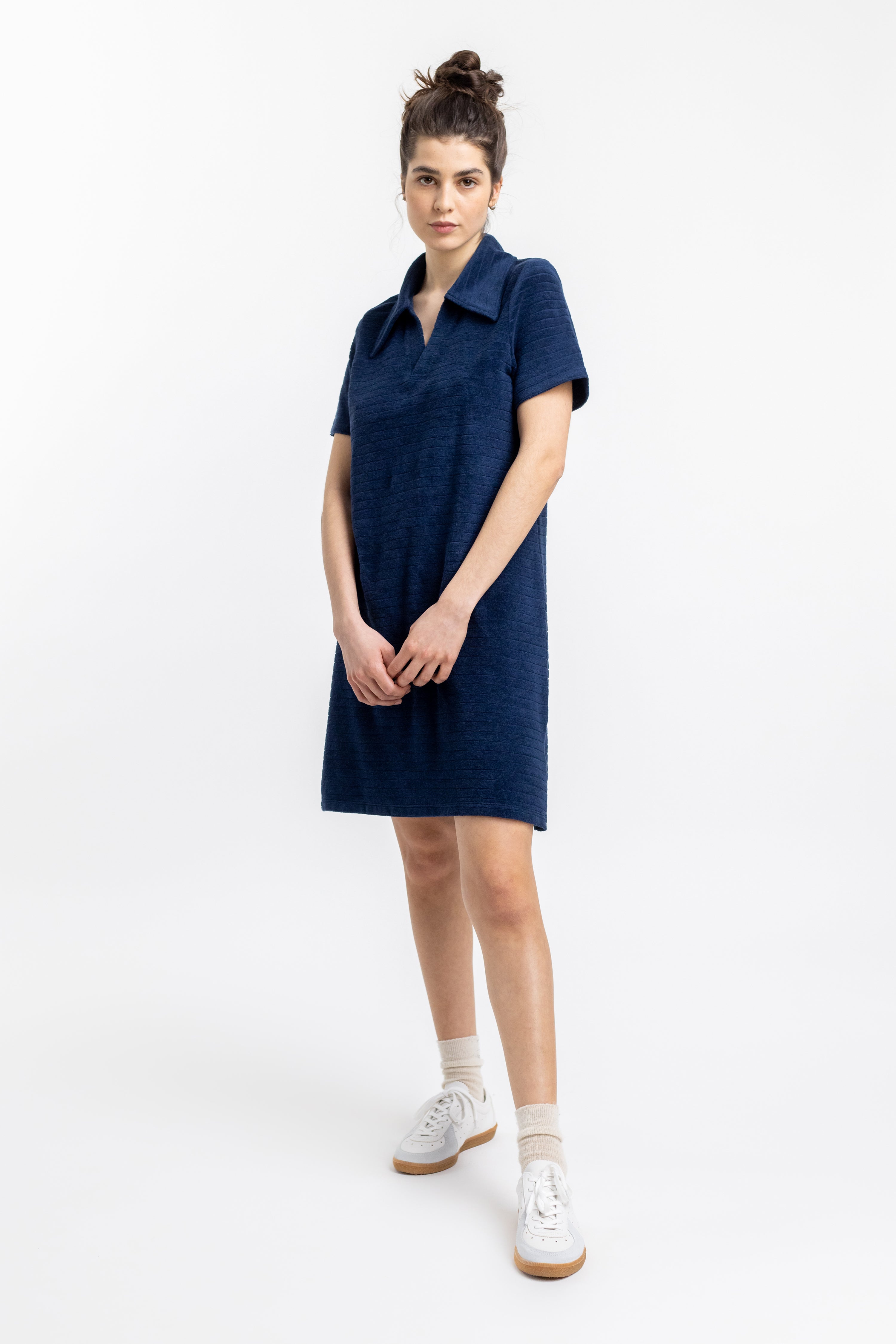 Frauen Model trägt das Rotholz Polo Kleid aus Bio Frottee in Blau