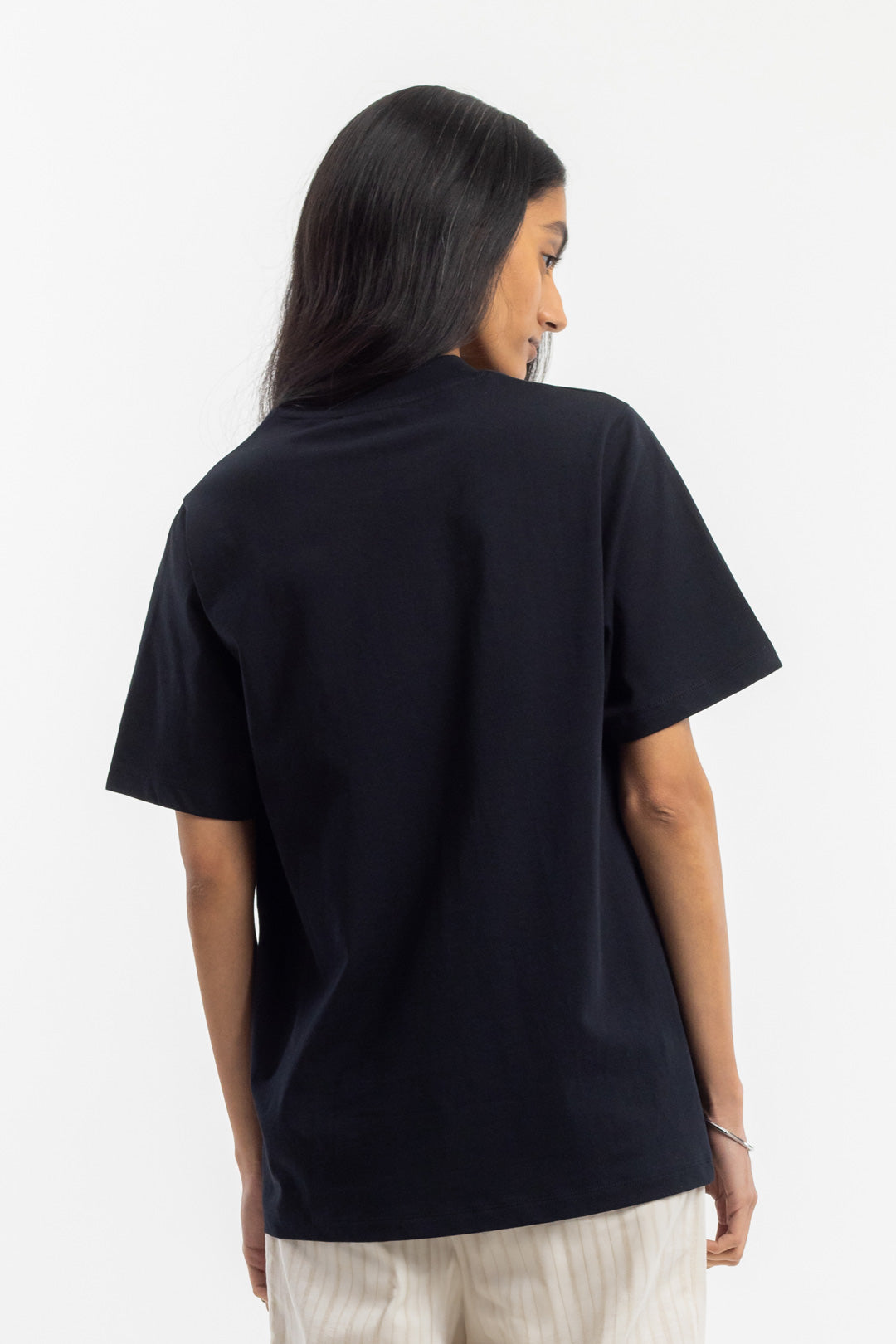 Schwarzes T-Shirt mit breitem Kragen aus 100% Bio Baumwolle von Rotholz