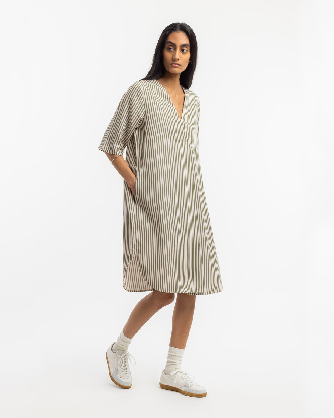 Grün-weiss gestreiftes Kaftan-Kleid aus 100% Tencel Lyocell von Rotholz