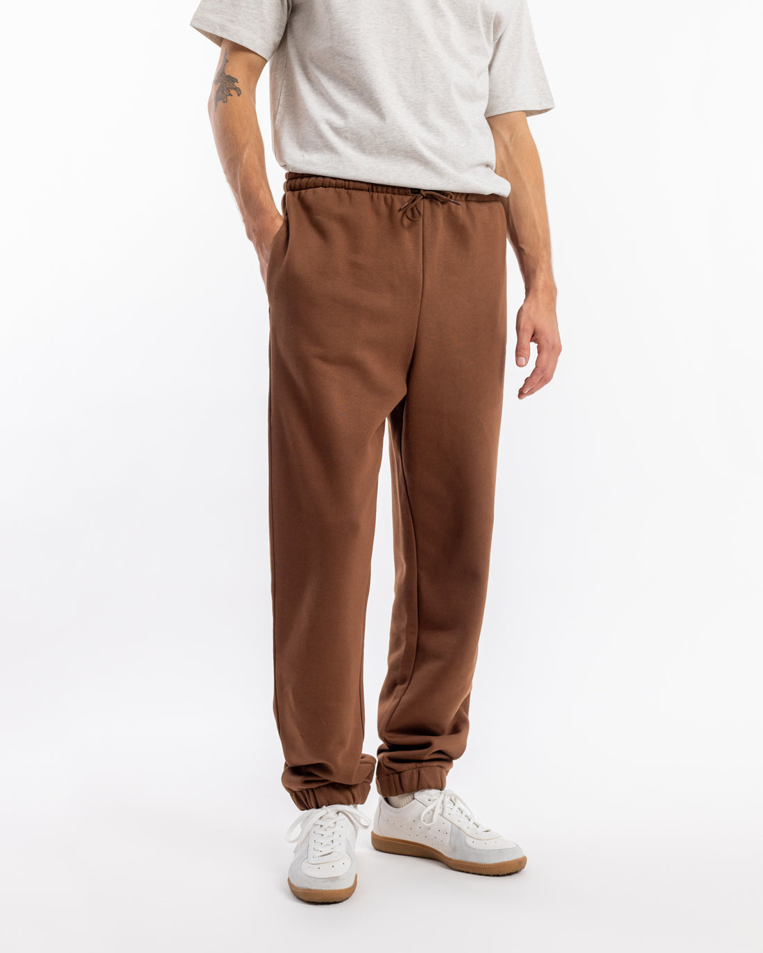 Pantalon de jogging à logo marron foncé en coton biologique par Rotholz