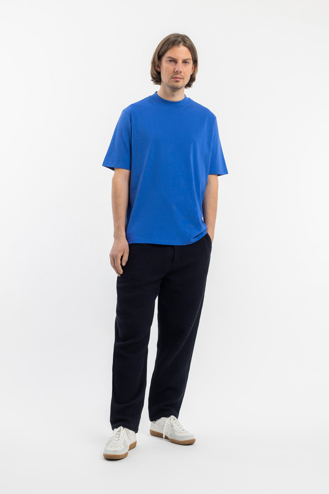 Blaues T-Shirt mit breitem Kragen aus 100% Bio-Baumwolle von Rotholz
