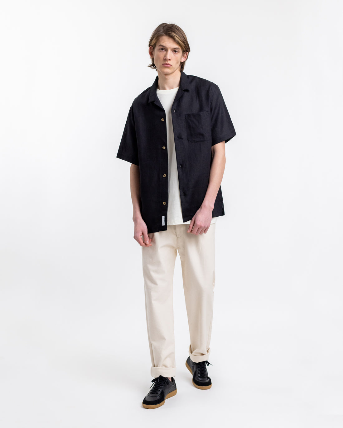 Black, short-sleeved bowling shirt made from 100% linen by Rotholz