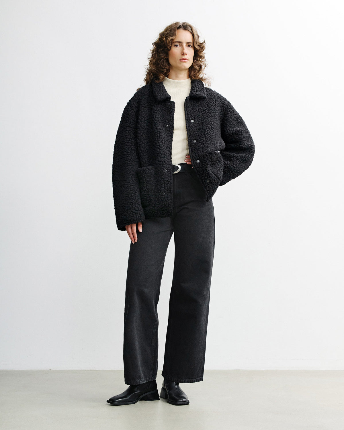 Kuschelige Sherpa Jacke aus Bio Wolle in Schwarz von Rotholz