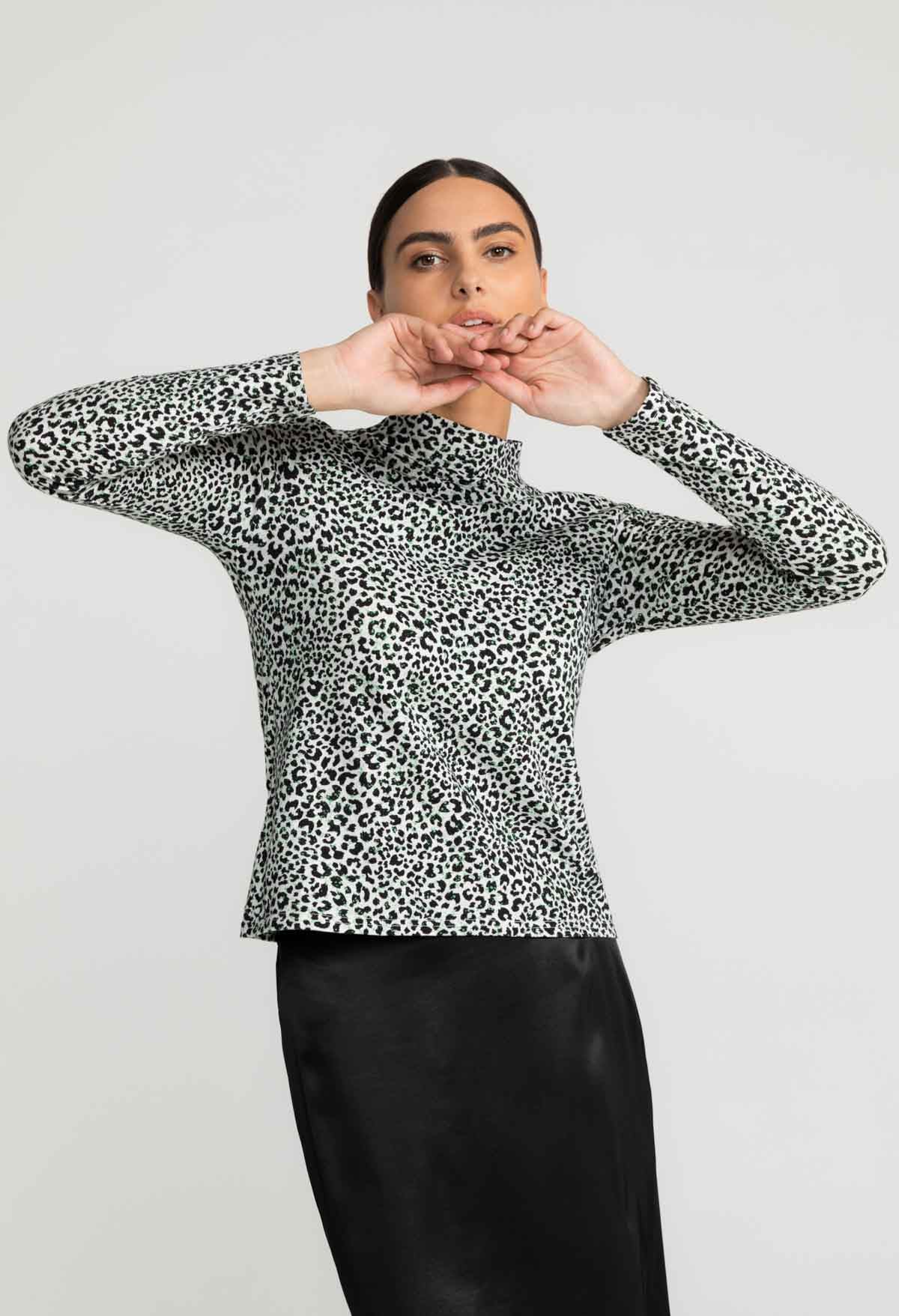 Stand-up collar shirt LIMAEYA in sprinkled leo by LOVJOI made of organic cotton