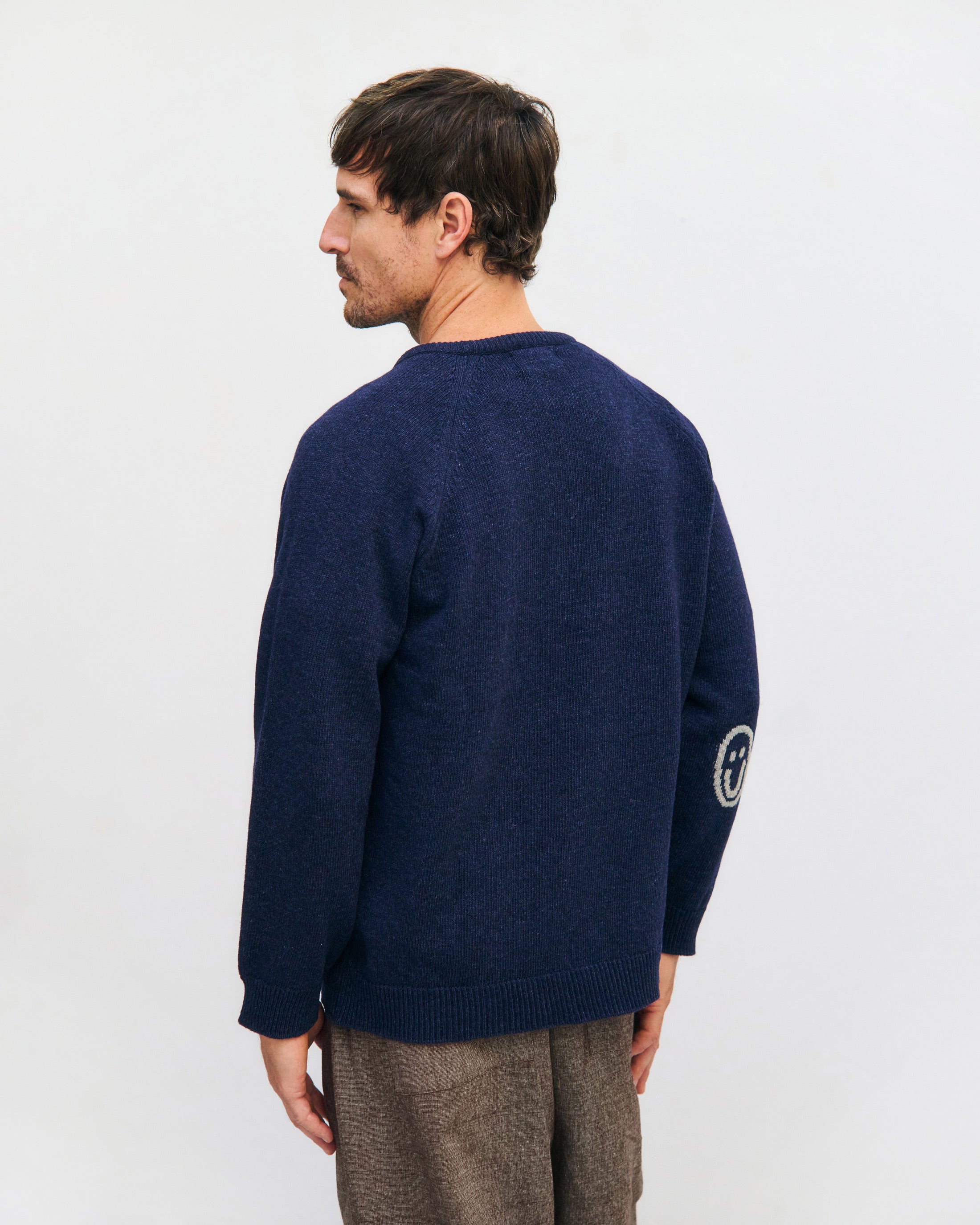 Dunkelblauer Strickpullover Smiling aus recycelter Wolle von Rotholz