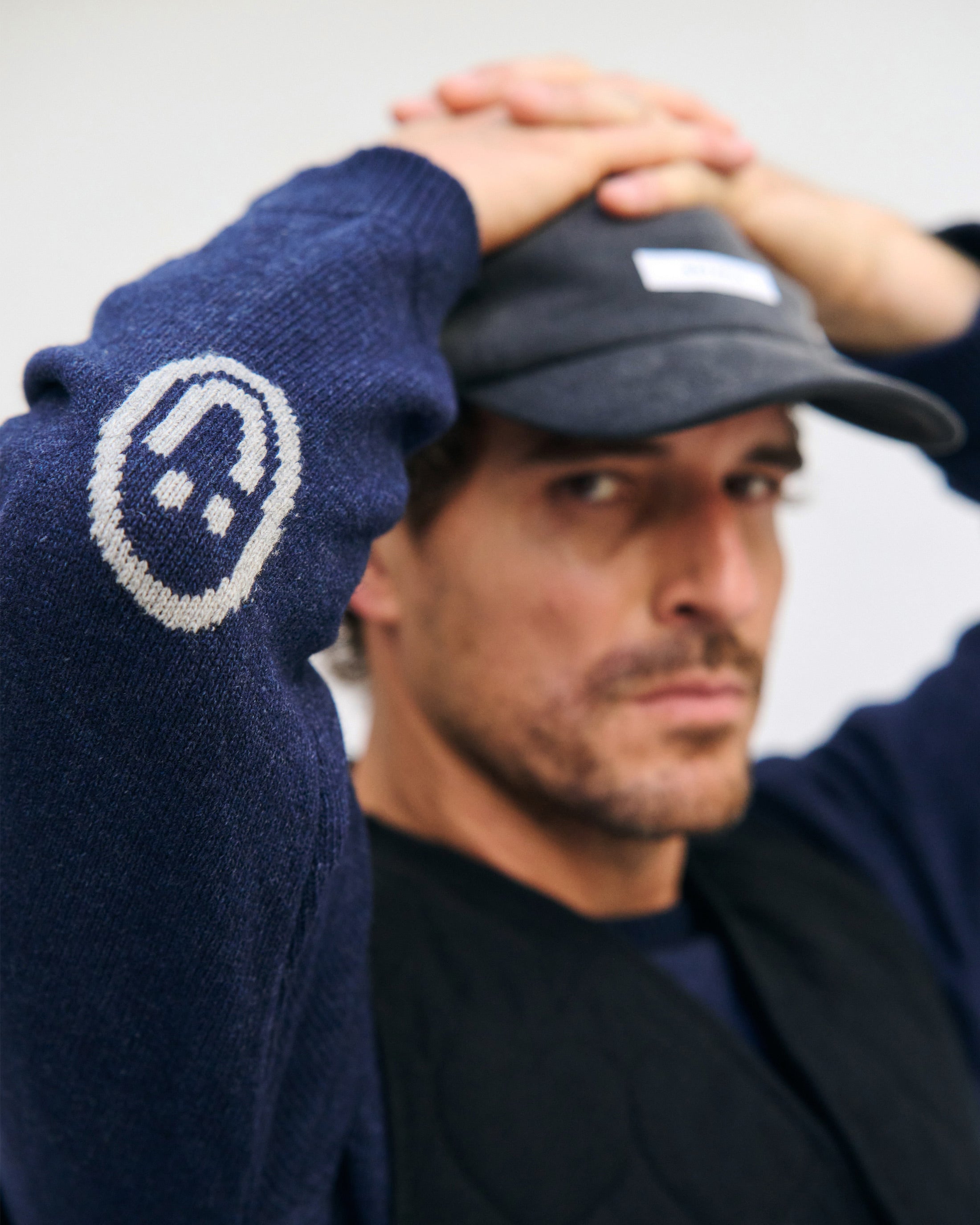 Dunkelblauer Strickpullover Smiling aus recycelter Wolle von Rotholz