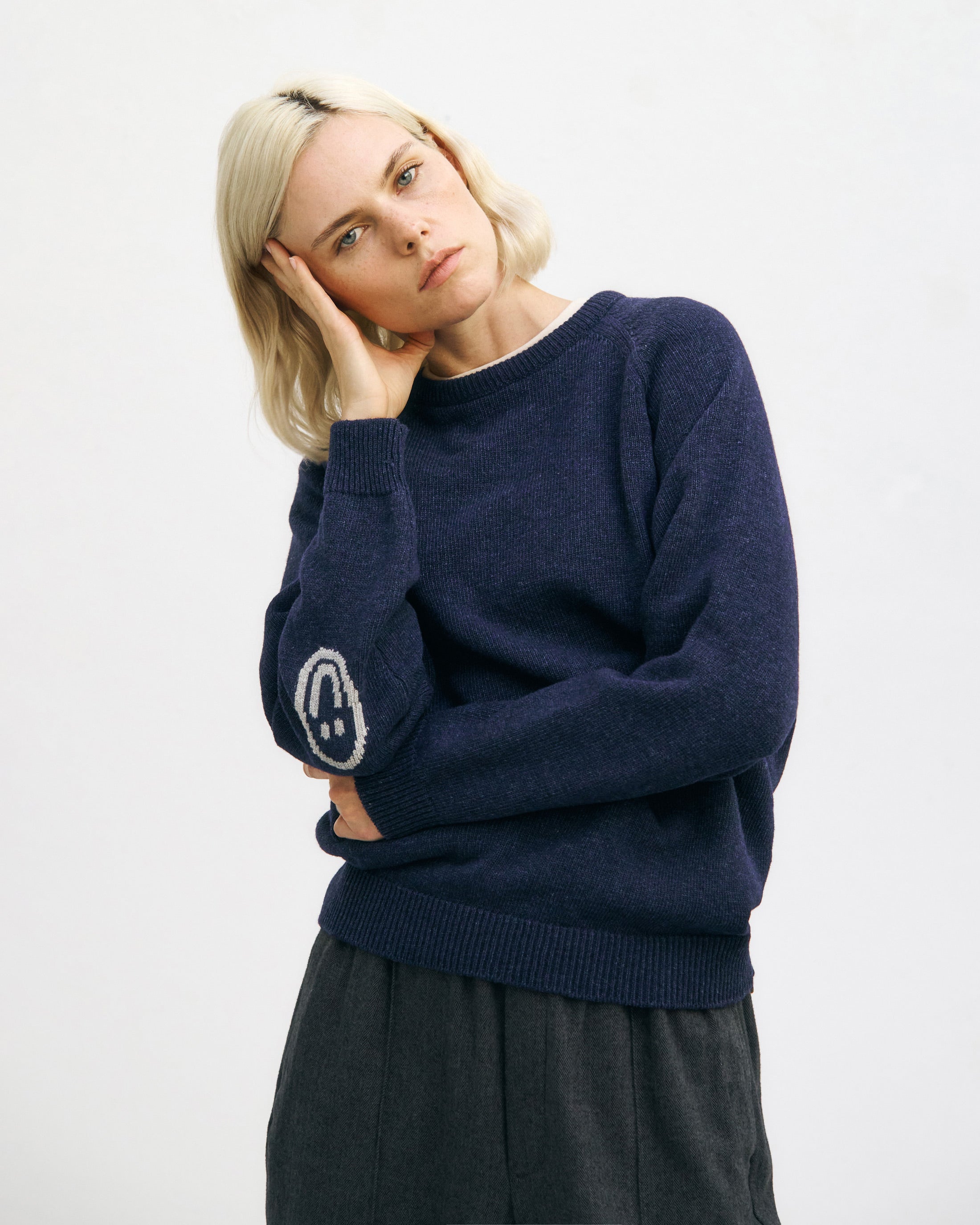 Dunkelblauer Strickpullover Smiling aus recycelter Wolle von Rotholz