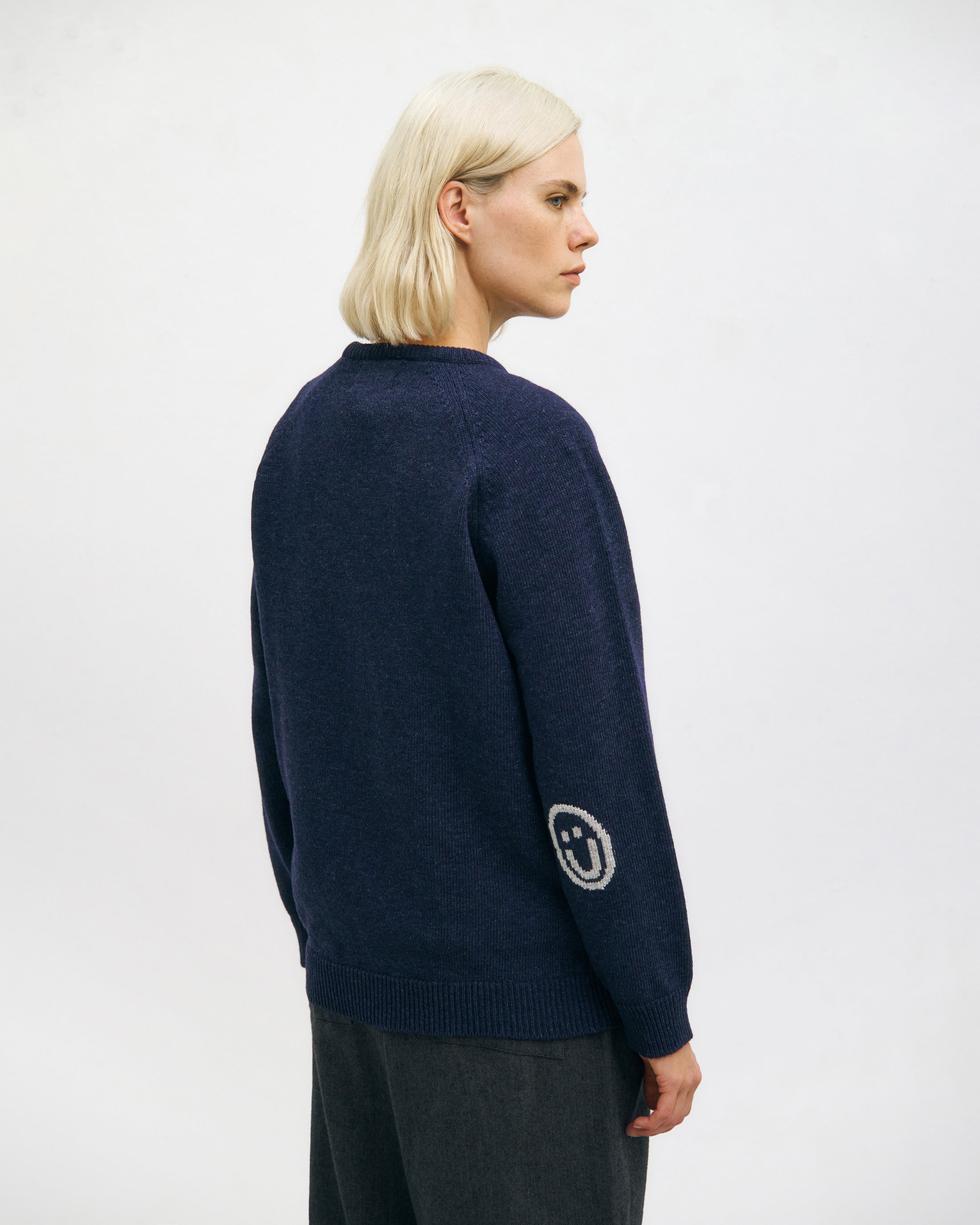 Dunkelblauer Strickpullover Smiling aus recycelter Wolle von Rotholz