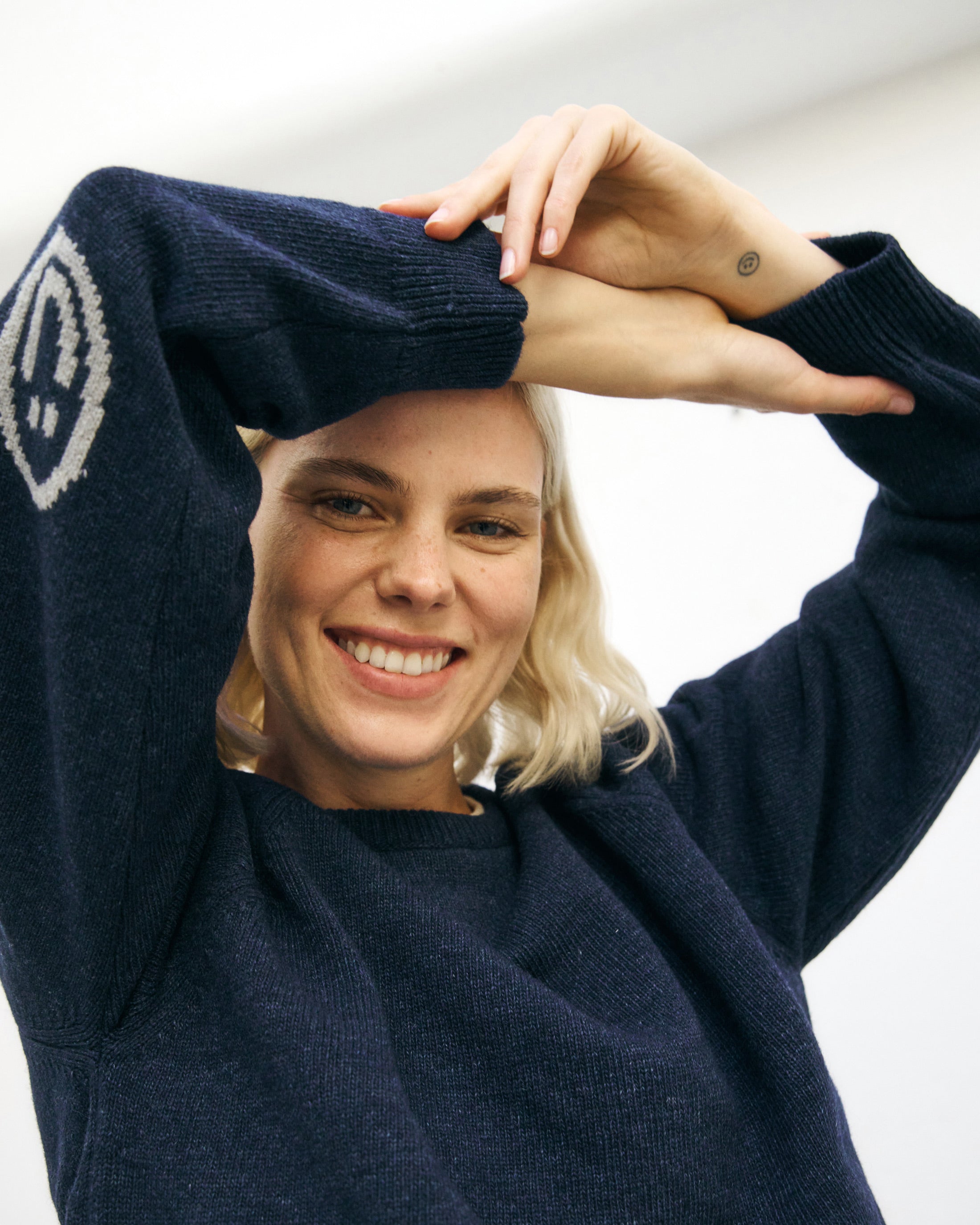Dunkelblauer Strickpullover Smiling aus recycelter Wolle von Rotholz