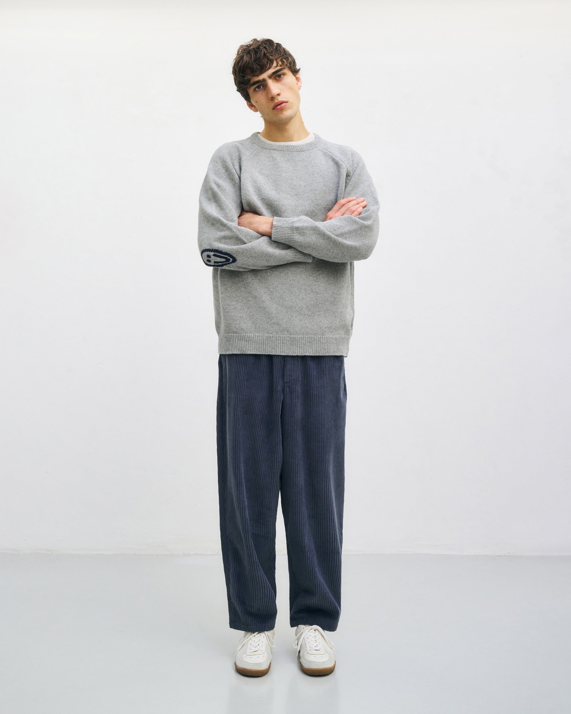 Hellgrauer Strickpullover Smiling aus recycelter Wolle von Rotholz