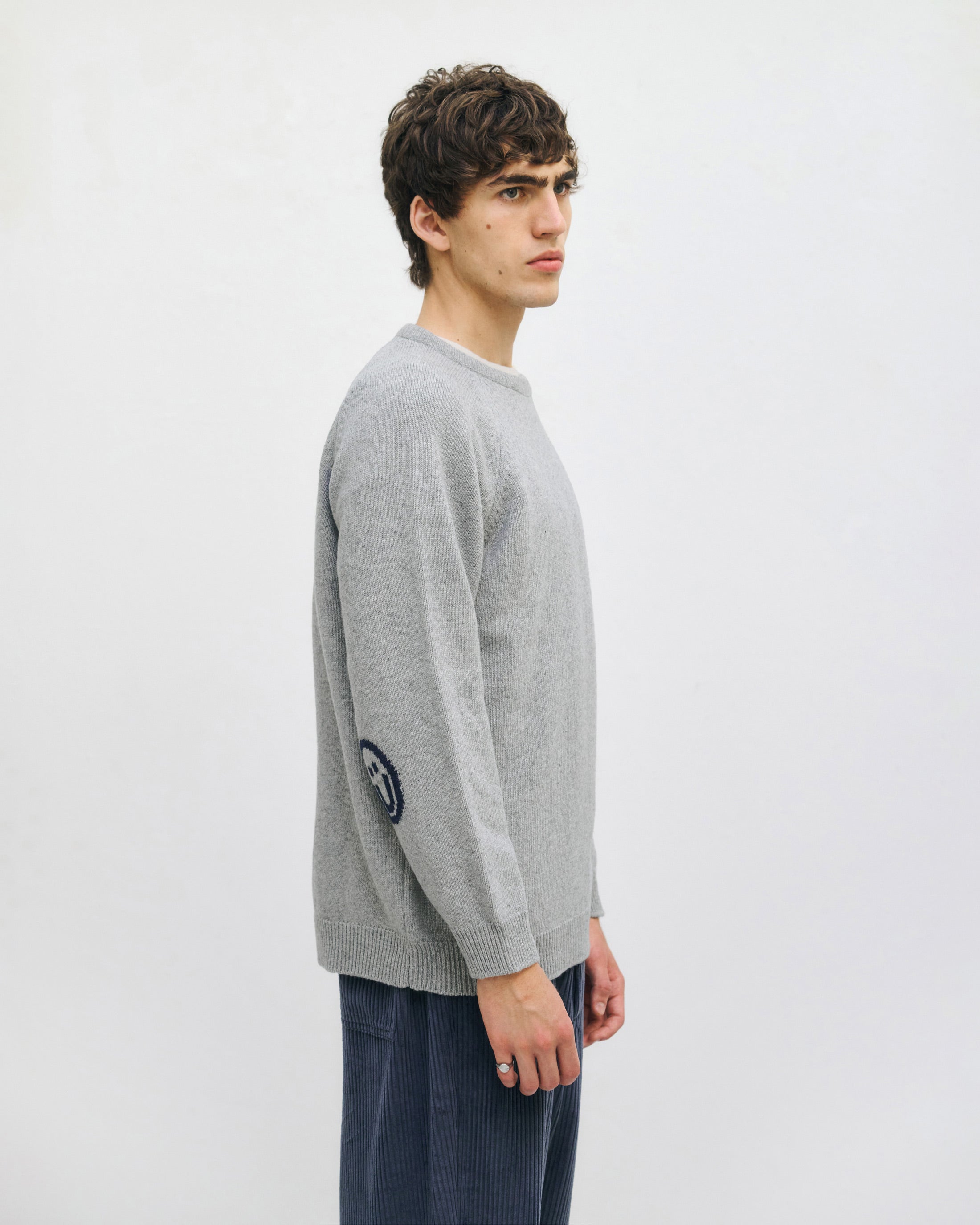 Hellgrauer Strickpullover Smiling aus recycelter Wolle von Rotholz