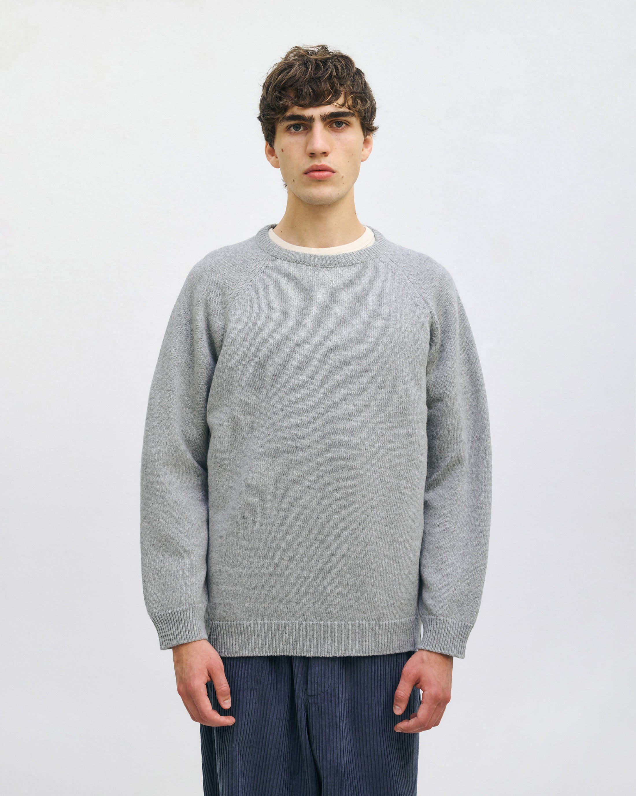 Hellgrauer Strickpullover Smiling aus recycelter Wolle von Rotholz