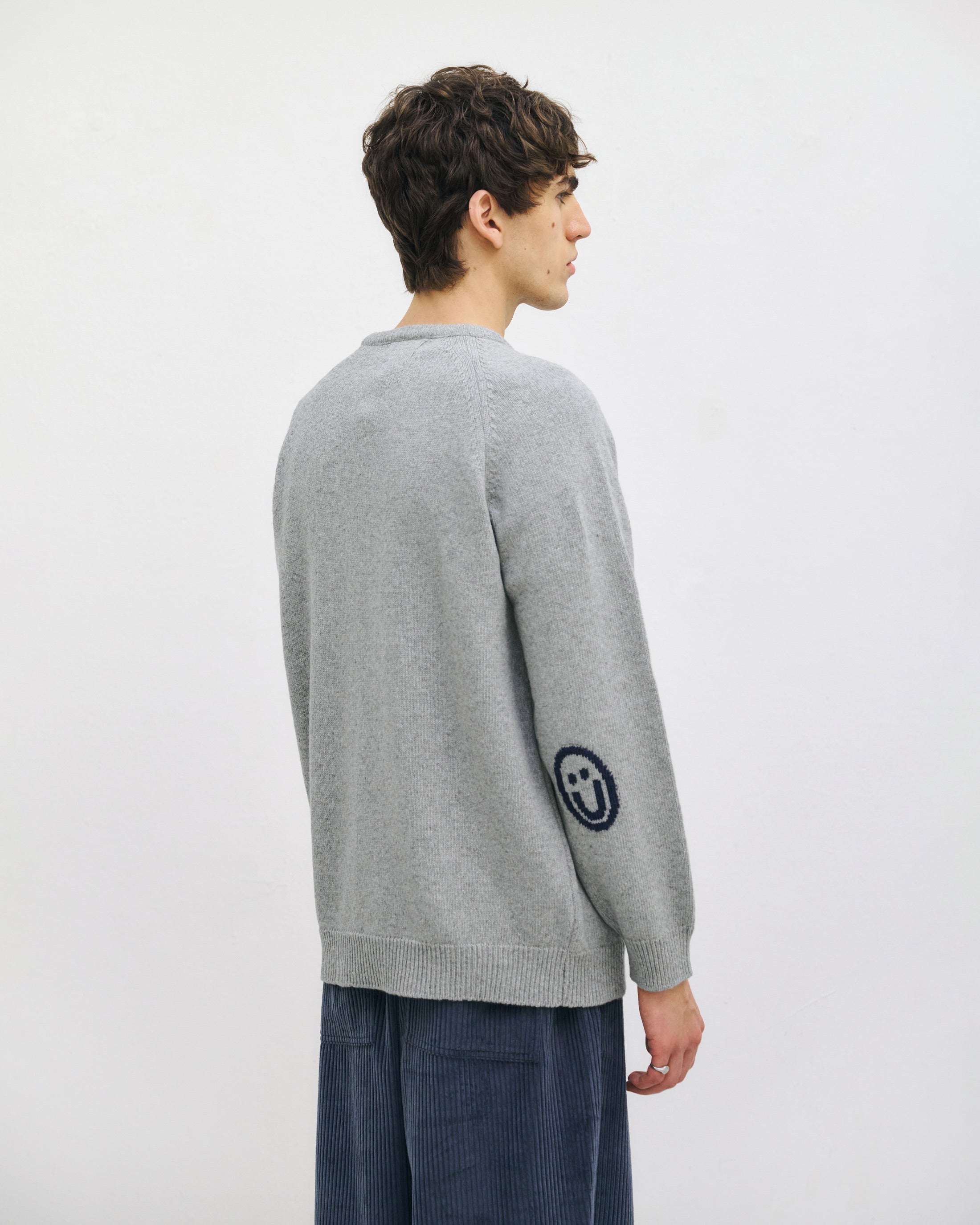 Hellgrauer Strickpullover Smiling aus recycelter Wolle von Rotholz