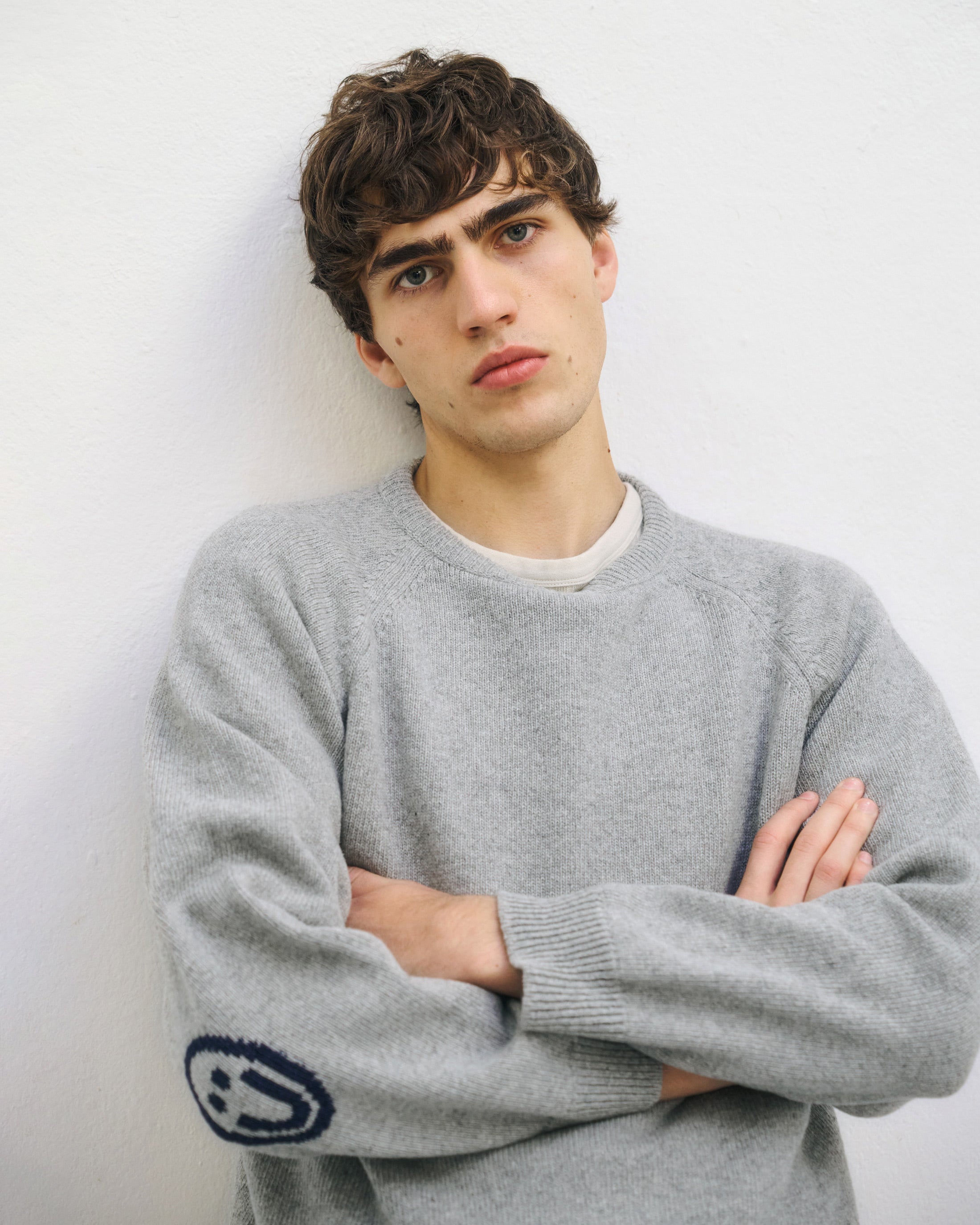 Hellgrauer Strickpullover Smiling aus recycelter Wolle von Rotholz