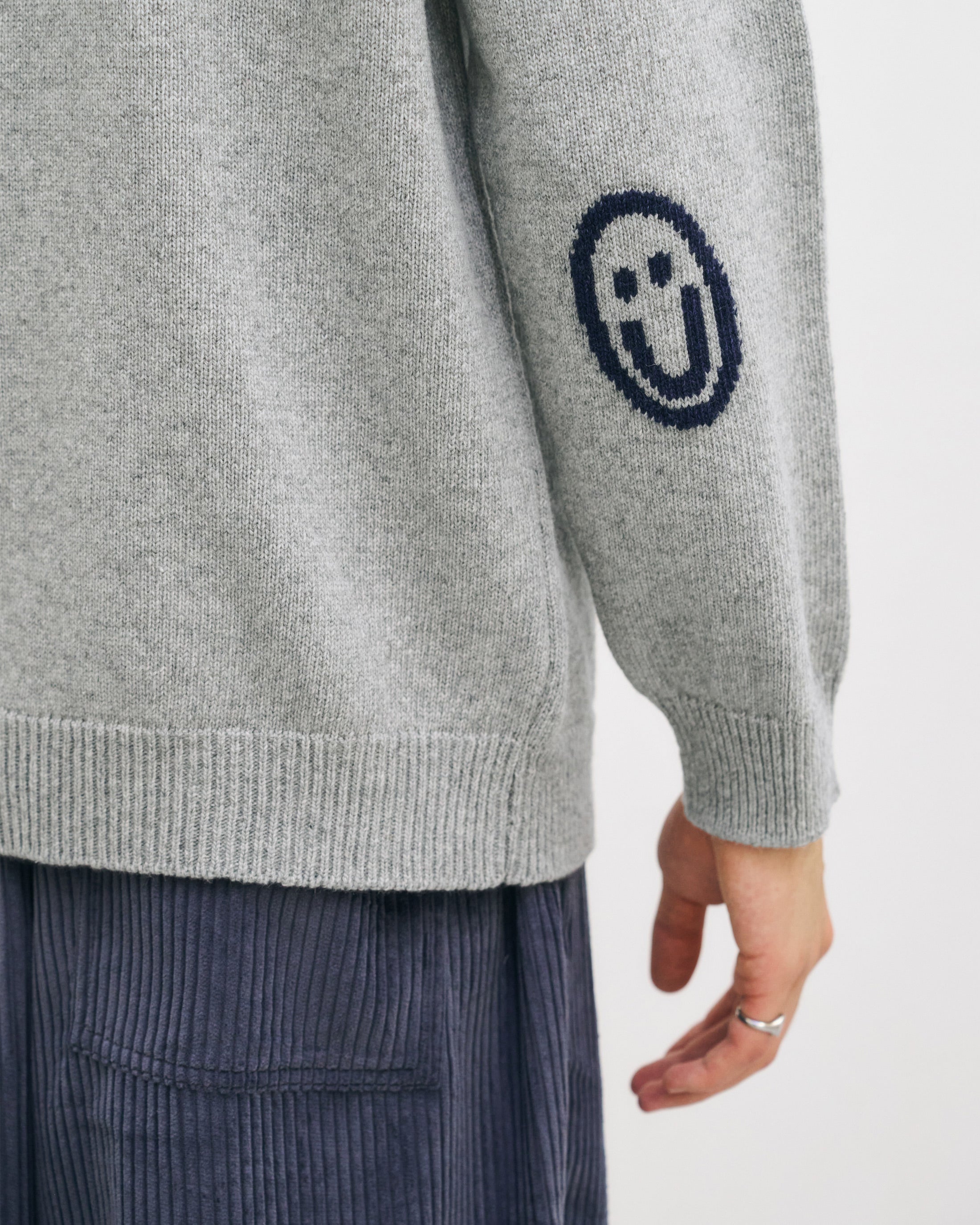 Hellgrauer Strickpullover Smiling aus recycelter Wolle von Rotholz