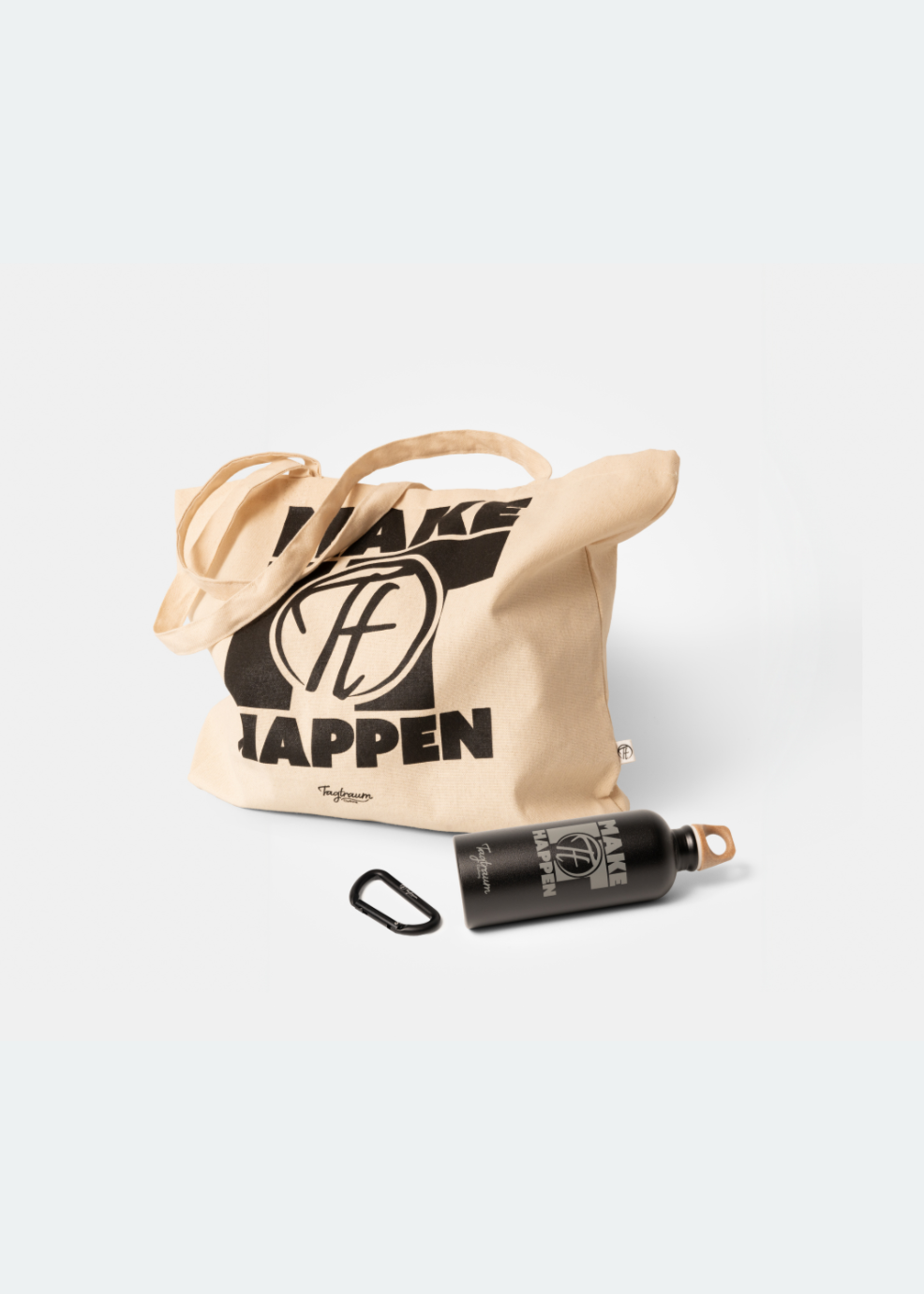 Ein Set aus einem Bio-Baumwoll Shopper mit coolem Make it happen print, einem kleinen Karabiner und einer recycelten Aluminium Trinkflasche mit Make it Happen Print