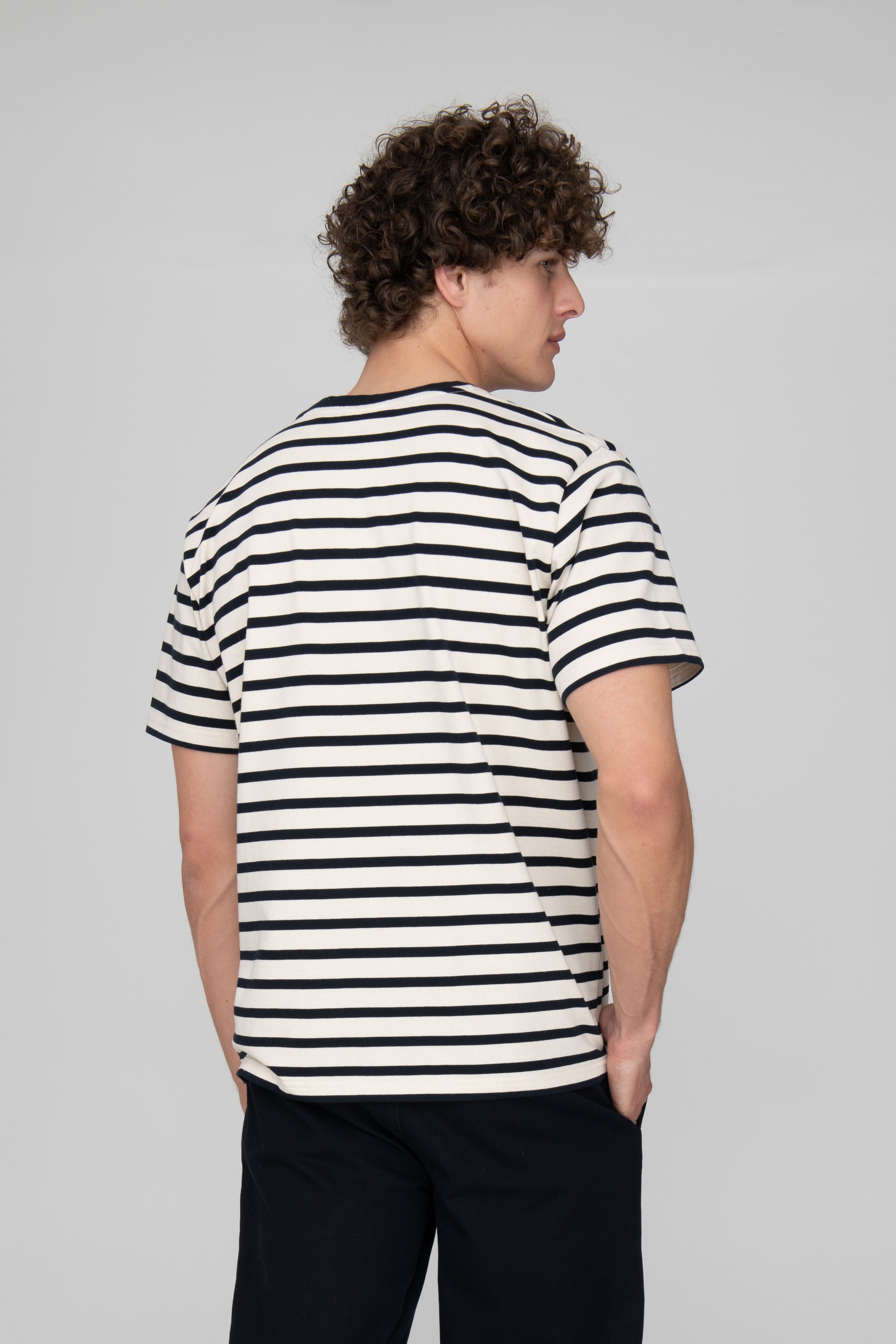 Mann trägt SALZWASSER T-Shirt mit Streifen aus Bio-Baumwolle