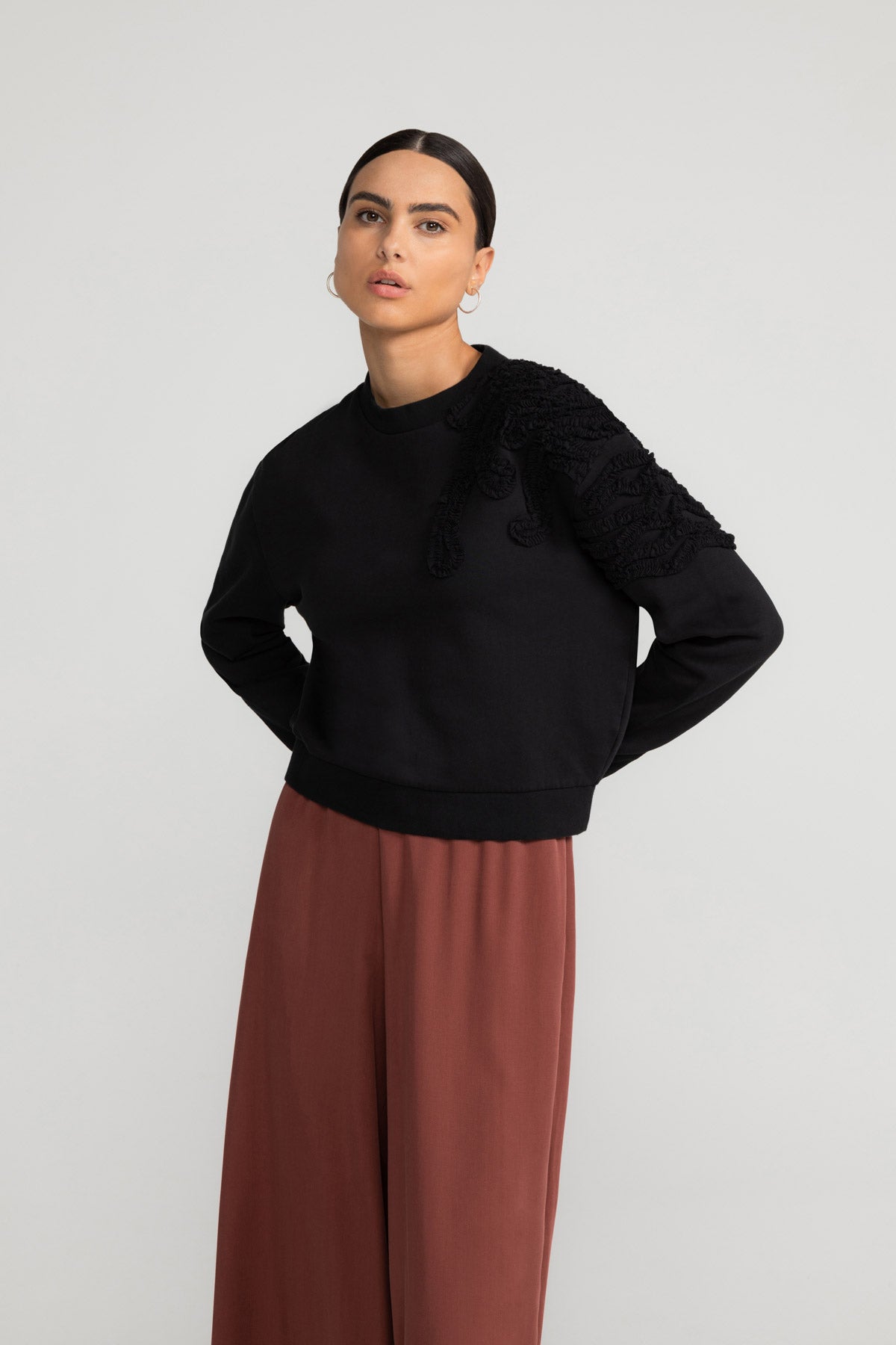 Sweater THIMMEA in schwarz von LOVJOI aus Bio-Baumwolle