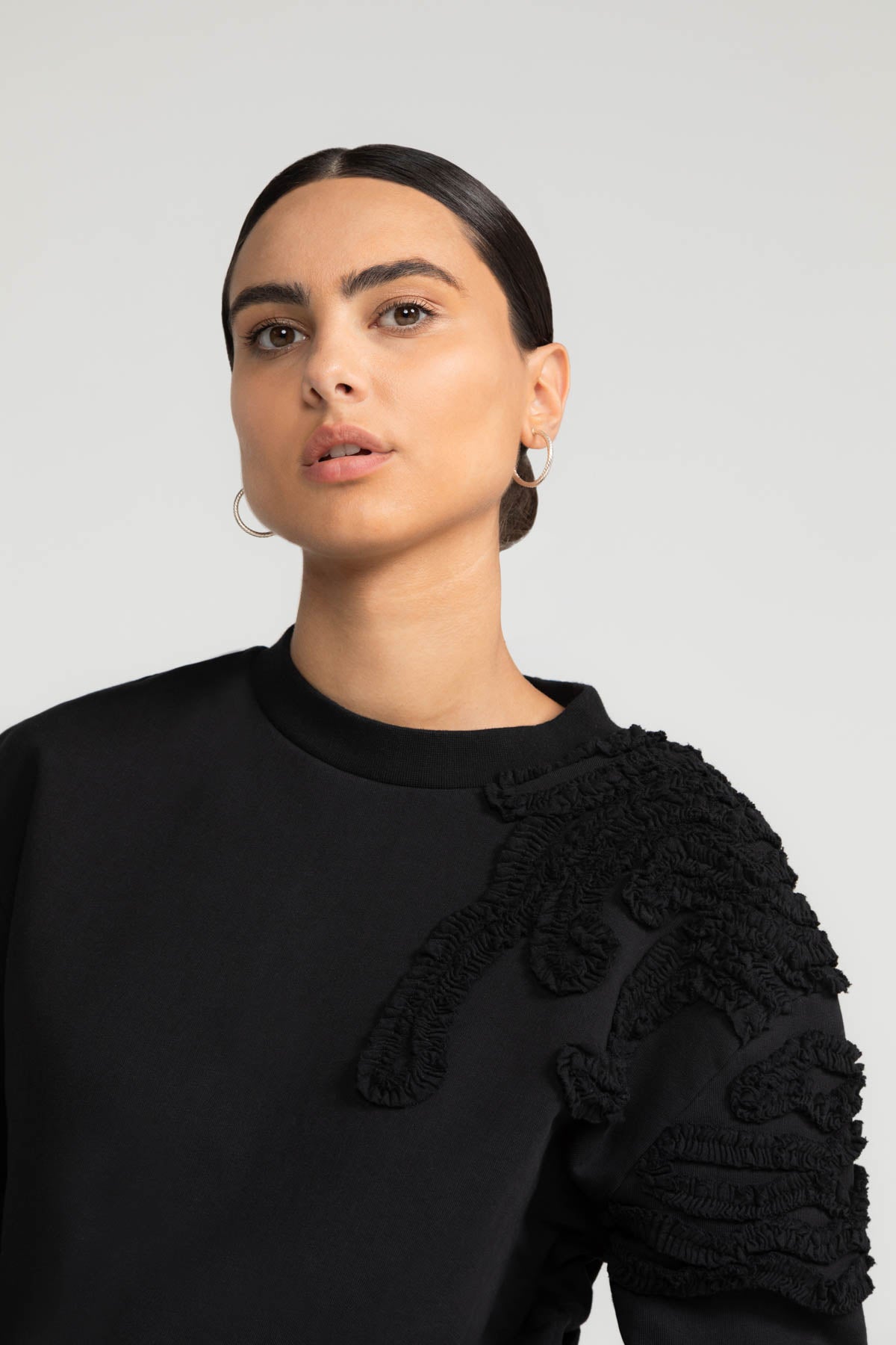 Sweater THIMMEA in schwarz von LOVJOI aus Bio-Baumwolle