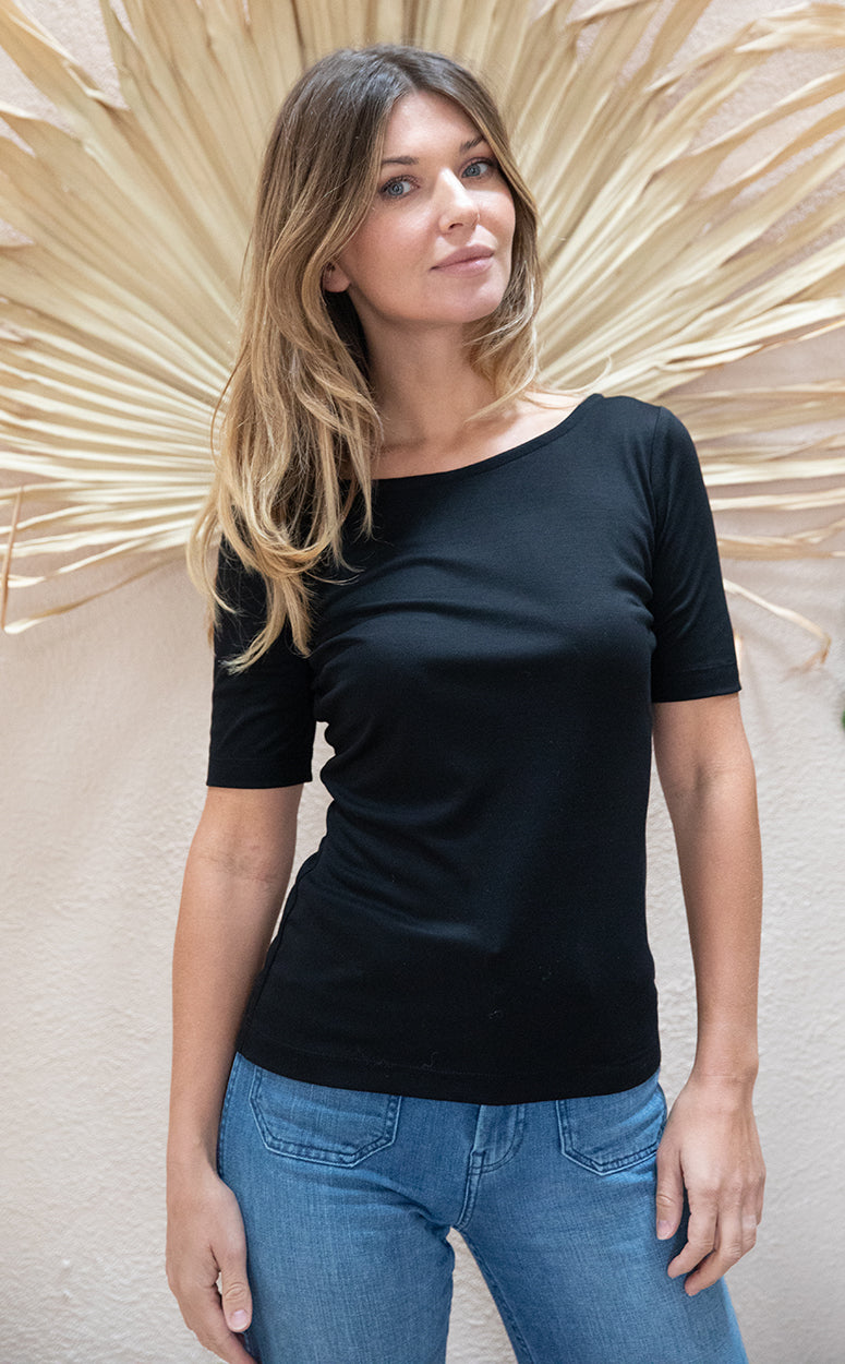 T-shirt noir à encolure bateau en Tencel, un choix chic et respectueux de l’environnement.