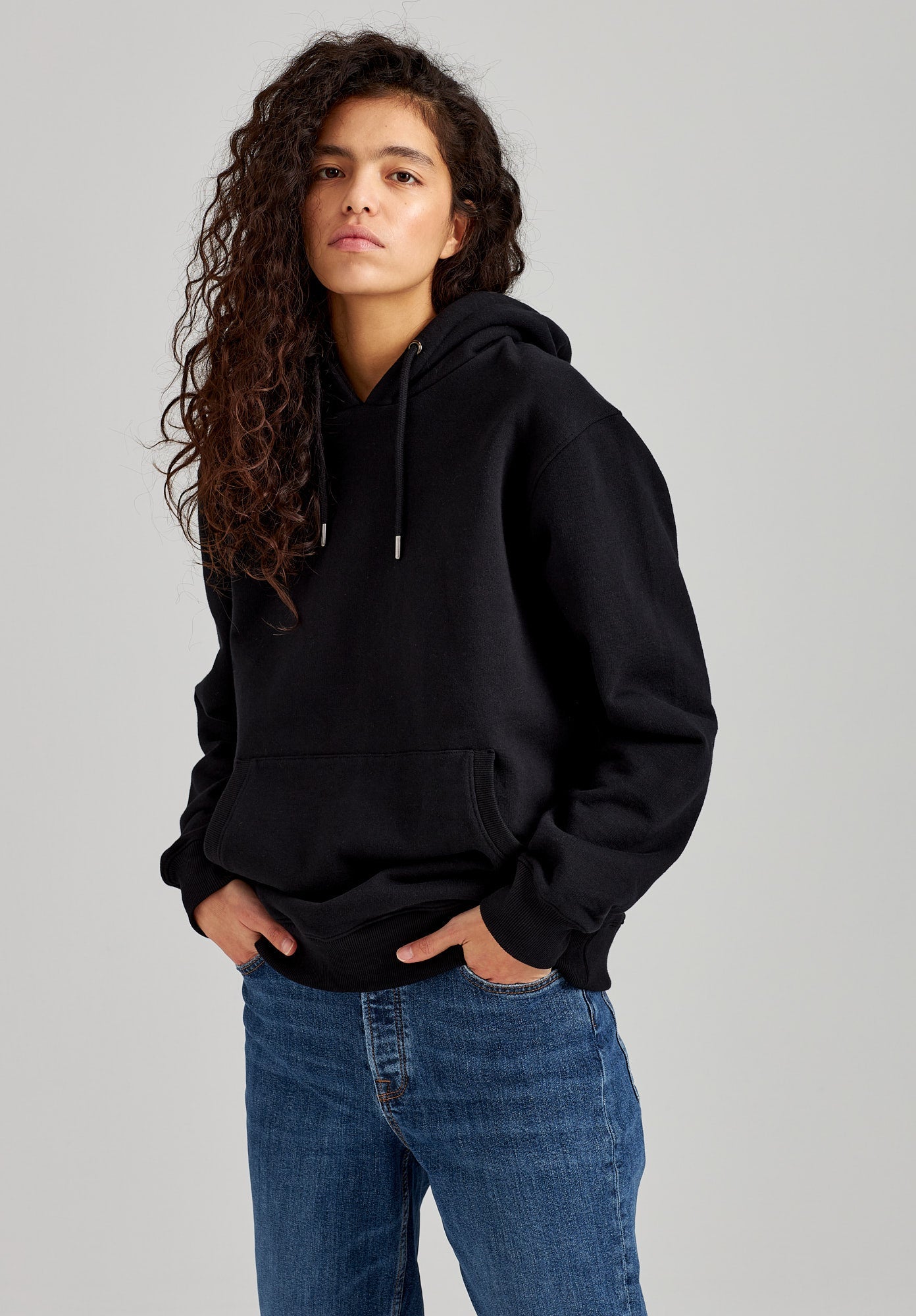 Black hoodie TT1044 made of organic cotton from Thokkthokk