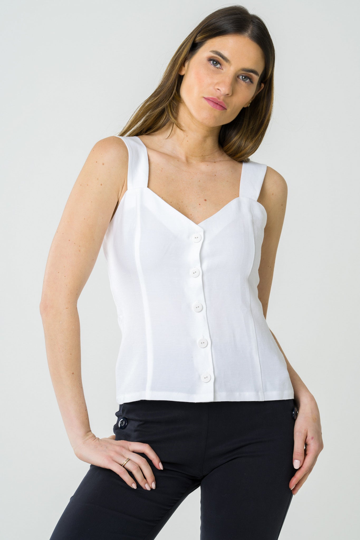 Top blanc boutonné en lin et tencel, conçu au Portugal de manière éthique, avec un tissu naturel et doux, parfait pour une tenue élégante et éco-responsable.