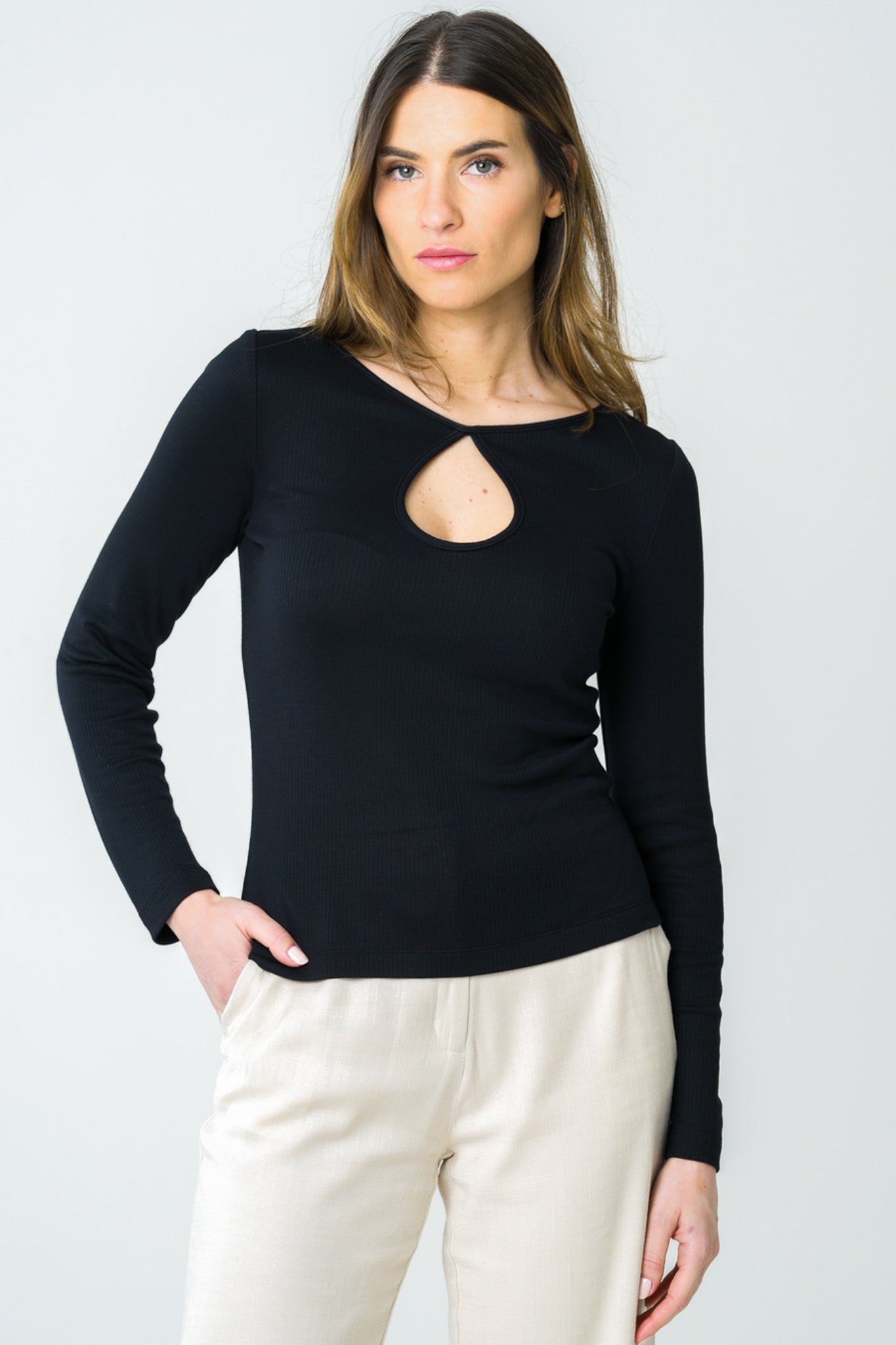 Top noir à goutte en tencel côtelé, fabriqué en France de manière éthique, offrant une coupe élégante et un tissu doux pour un look chic et responsable.