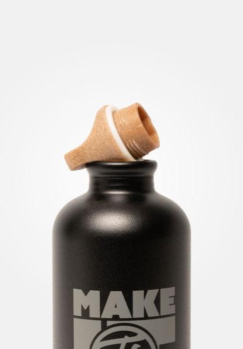 Schwarze Aluminium Trinkflasche aus 100% recycelten Materialien mit einem edlen "Make it happen" Print und einem Verschluss aus Cellulose