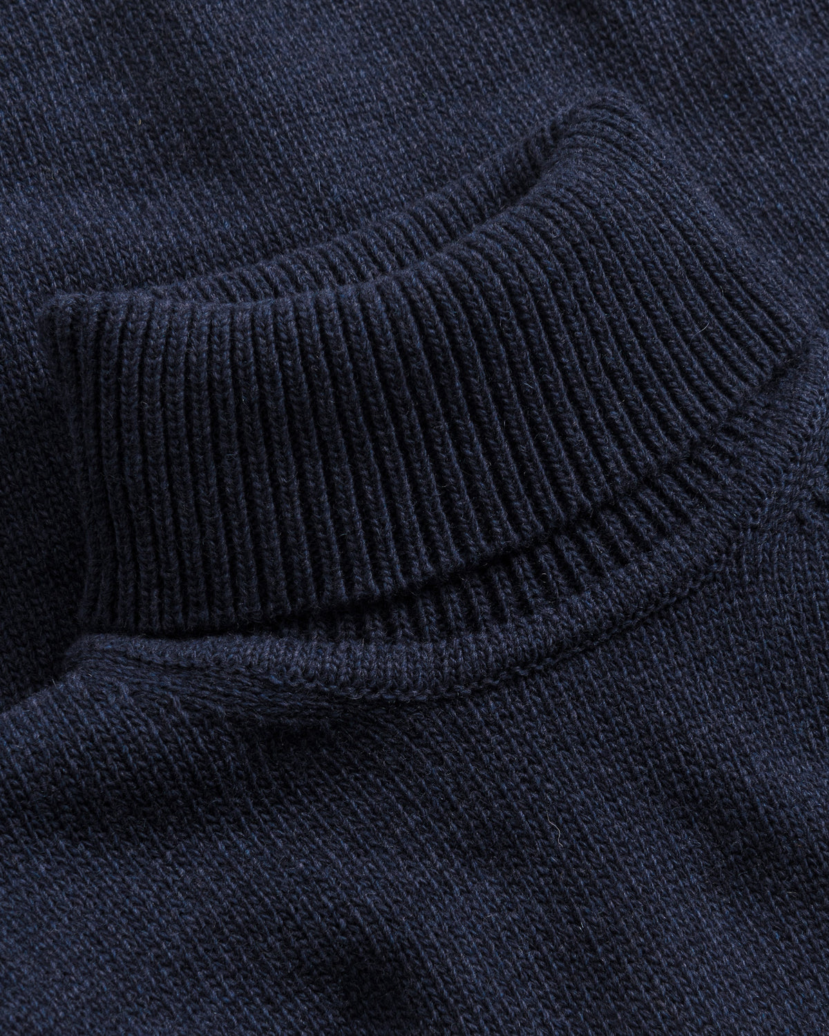 Blauer Pullover Rollkragen aus 100% recycelter Merinowolle von Rotholz
