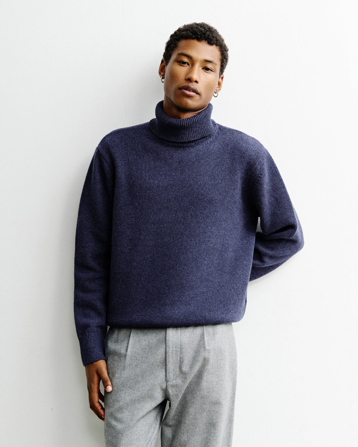 Blauer Pullover Rollkragen aus 100% recycelter Merinowolle von Rotholz