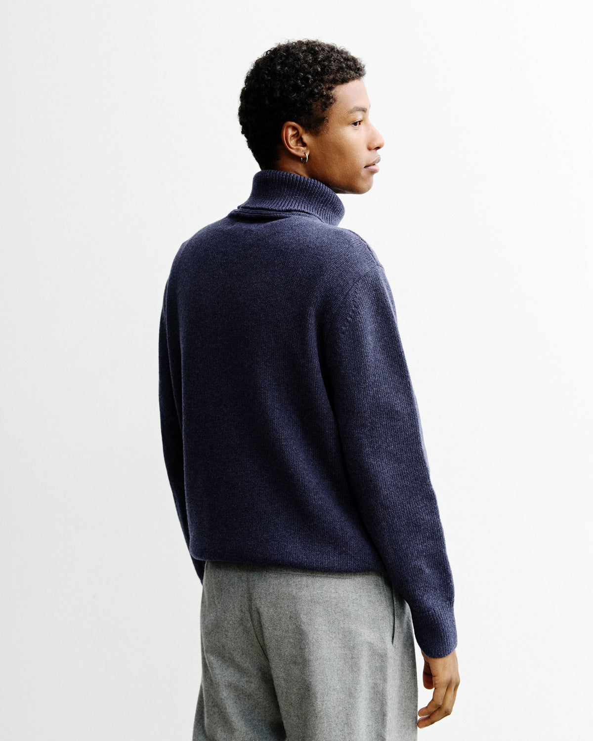Blauer Pullover Rollkragen aus 100% recycelter Merinowolle von Rotholz