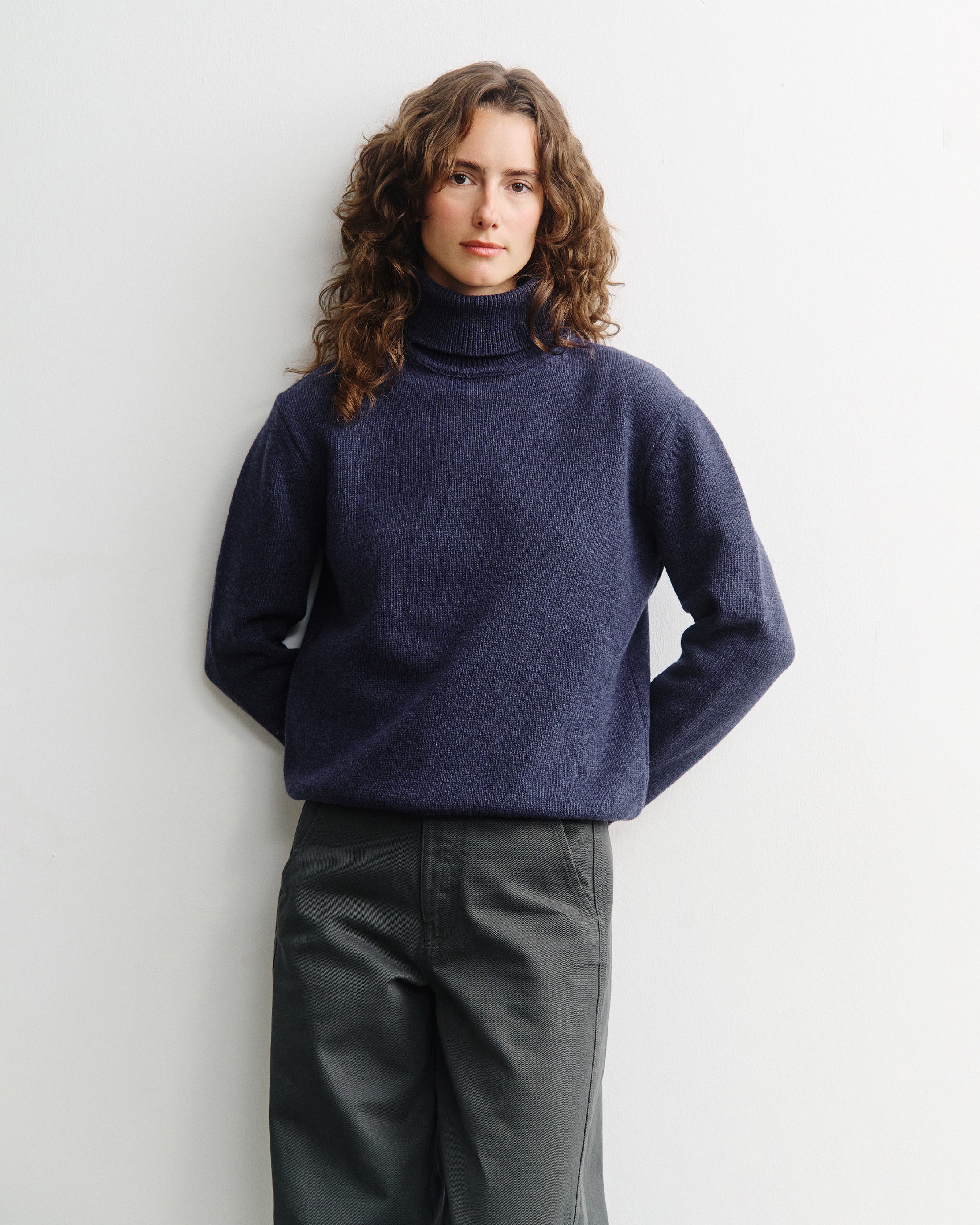 Blauer Pullover Rollkragen aus 100% recycelter Merinowolle von Rotholz