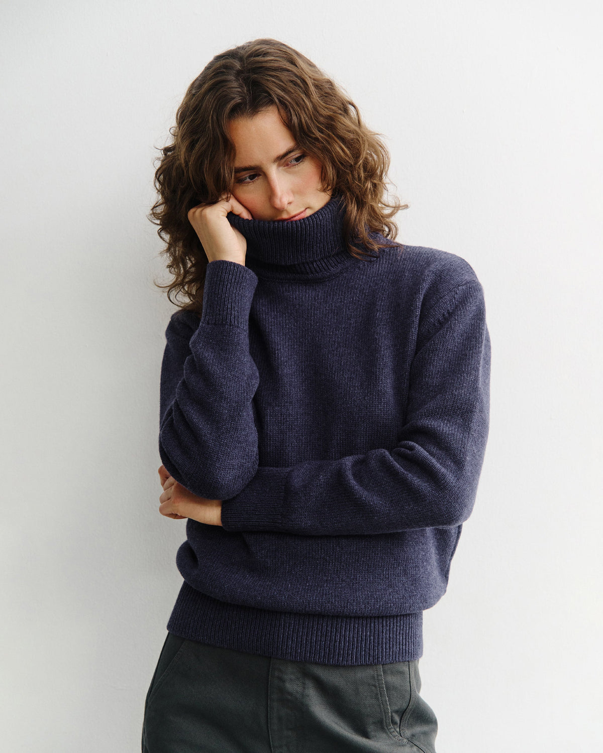 Blauer Pullover Rollkragen aus 100% recycelter Merinowolle von Rotholz