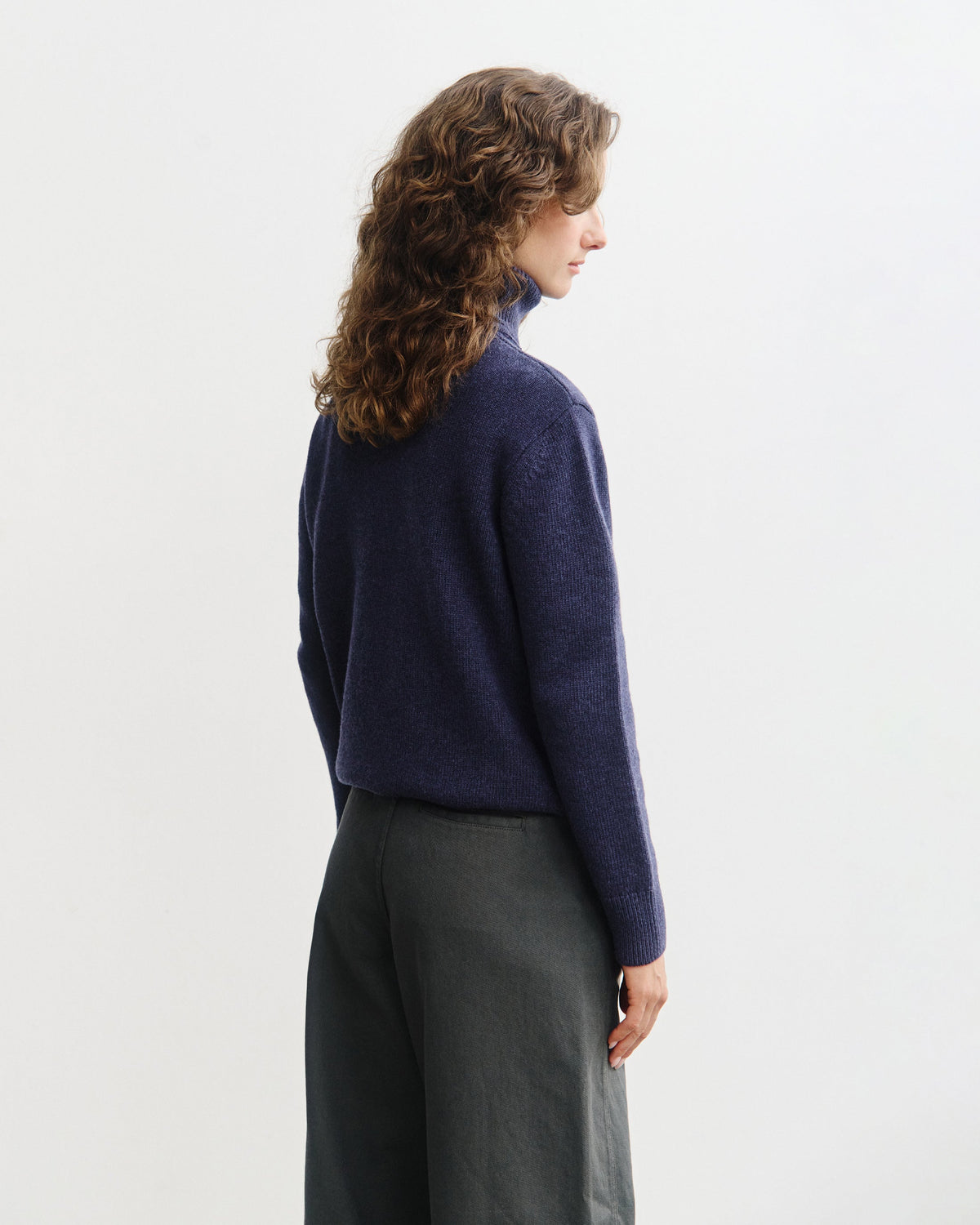 Blauer Pullover Rollkragen aus 100% recycelter Merinowolle von Rotholz