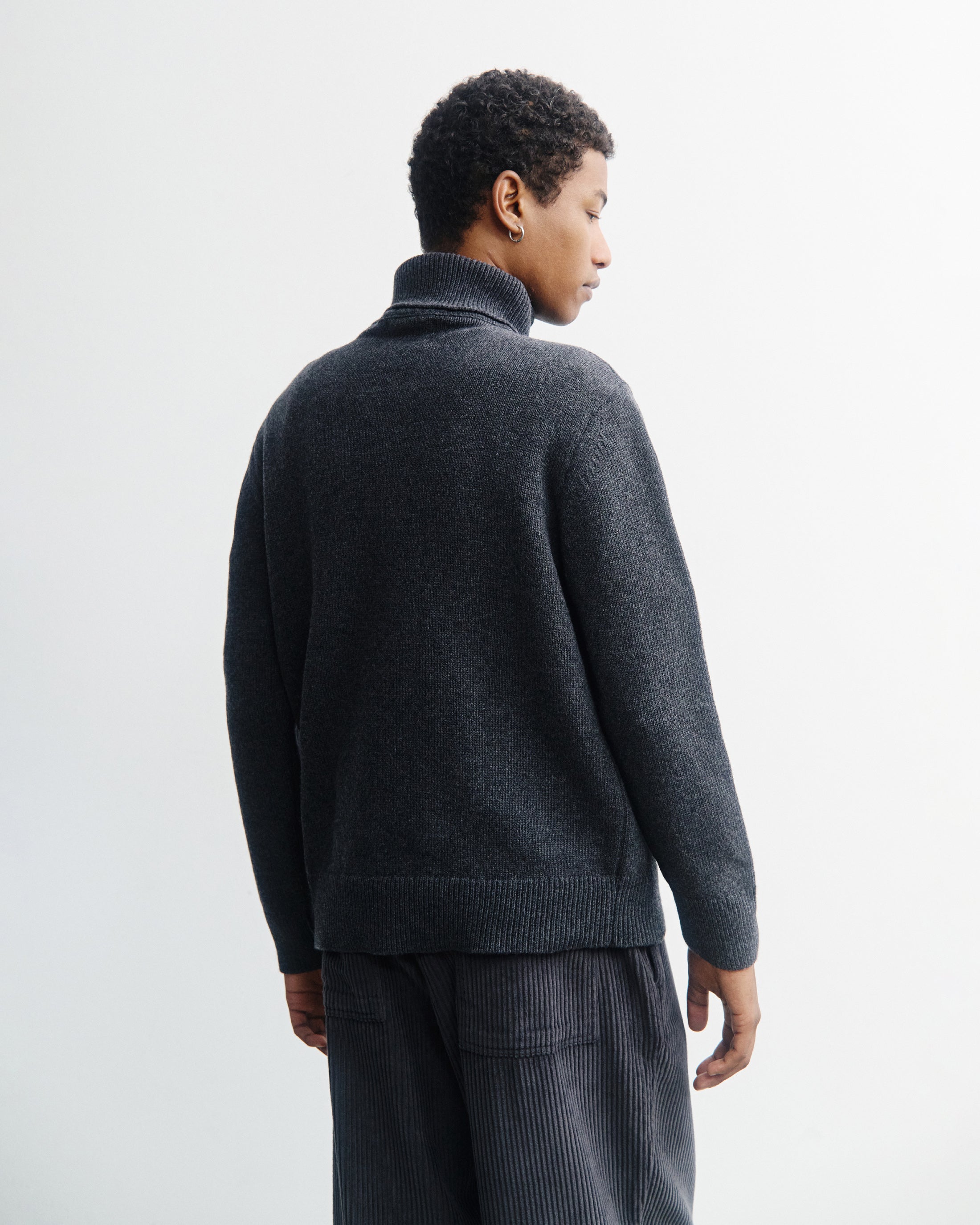 Grauer Pullover Rollkragen aus 100% recycelter Merinowolle von Rotholz