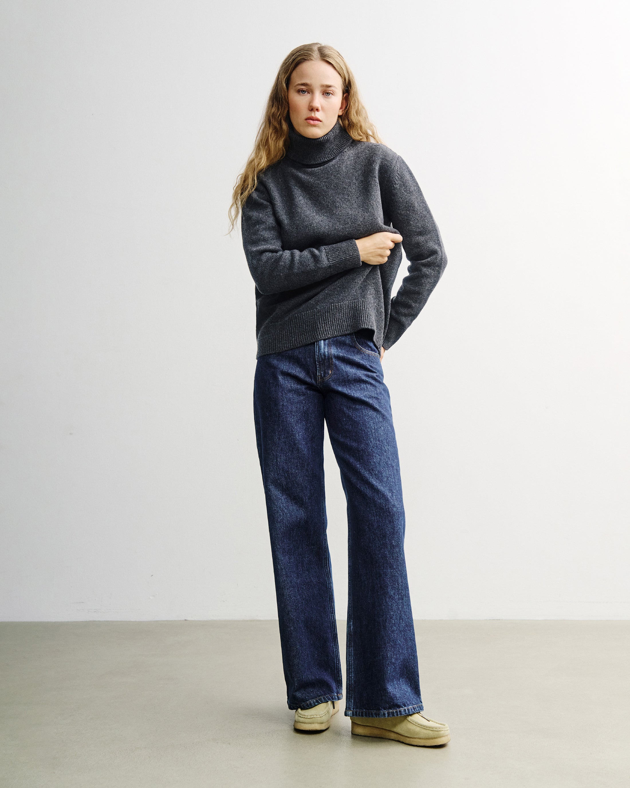 Grauer Pullover Rollkragen aus 100% recycelter Merinowolle von Rotholz